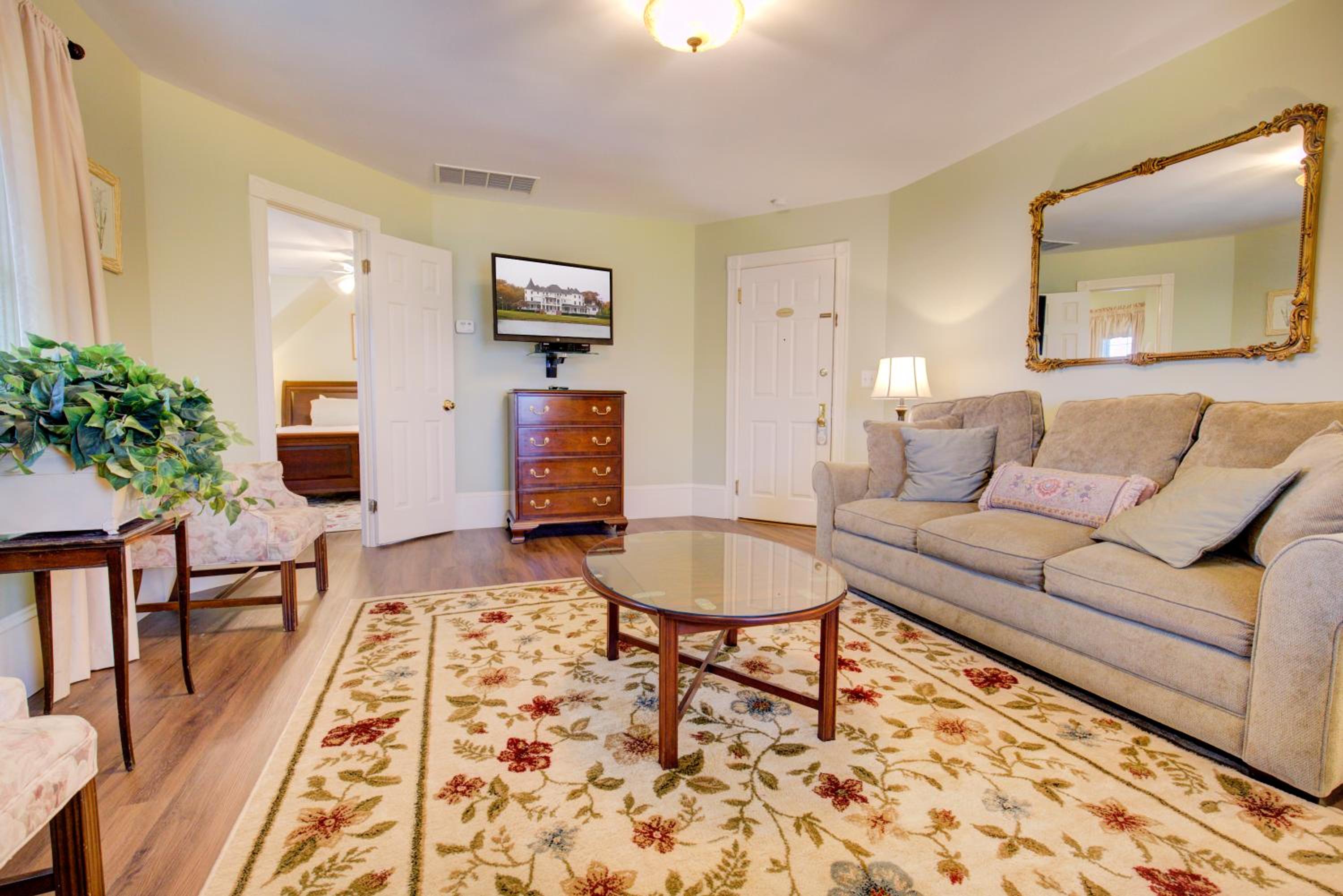 Suite with Lake View - Photo 1