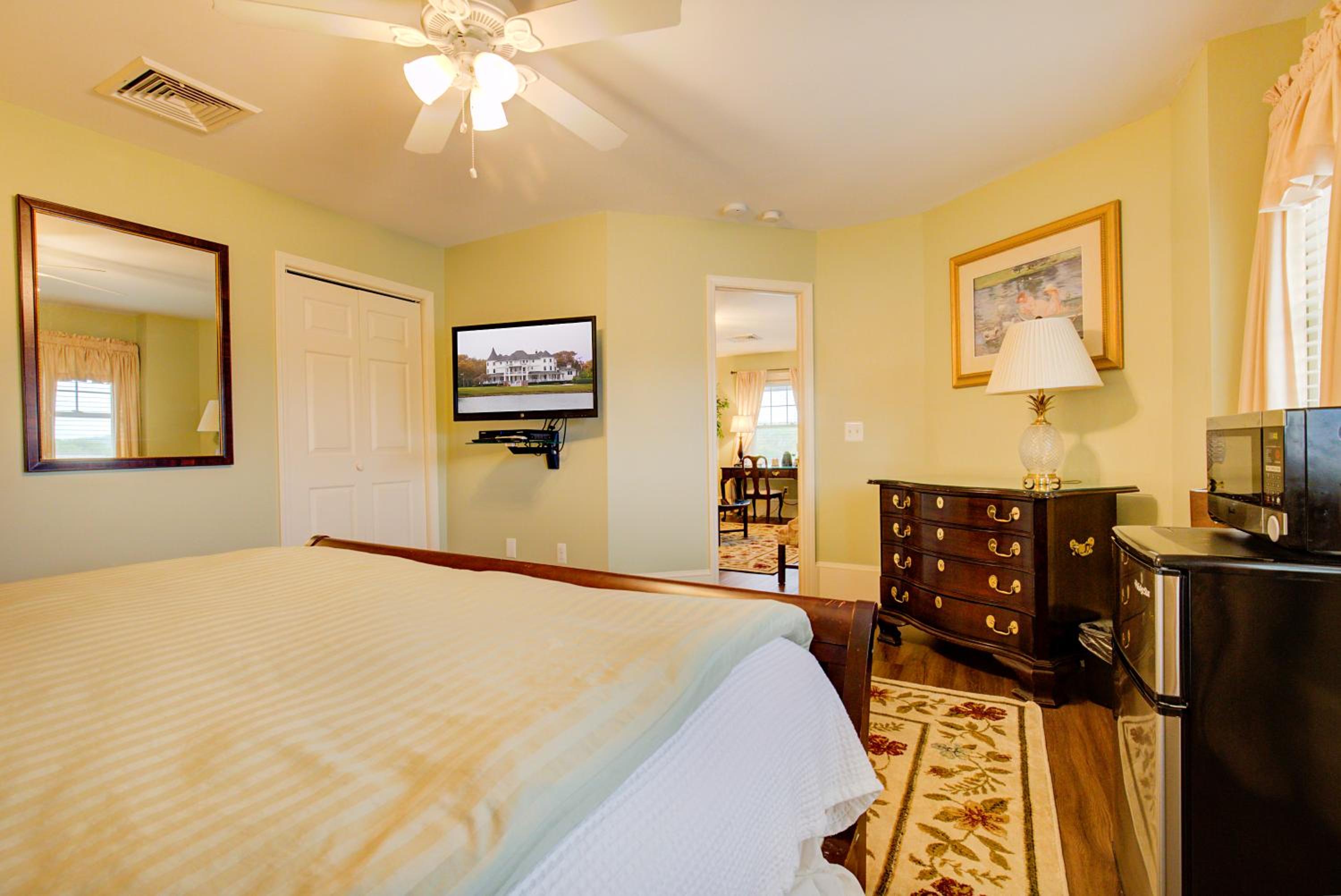Suite with Lake View - Photo 3