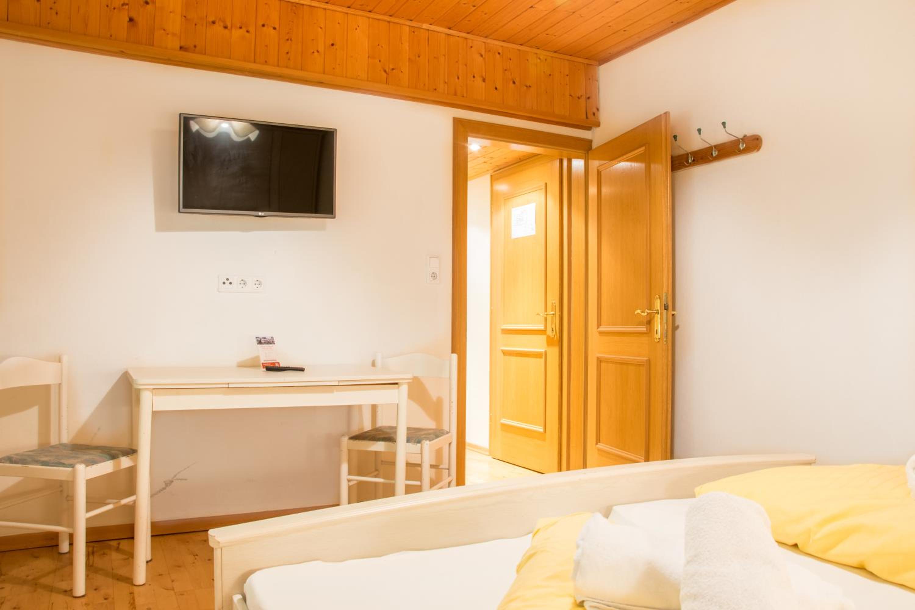 Standard Double Room - Photo 9