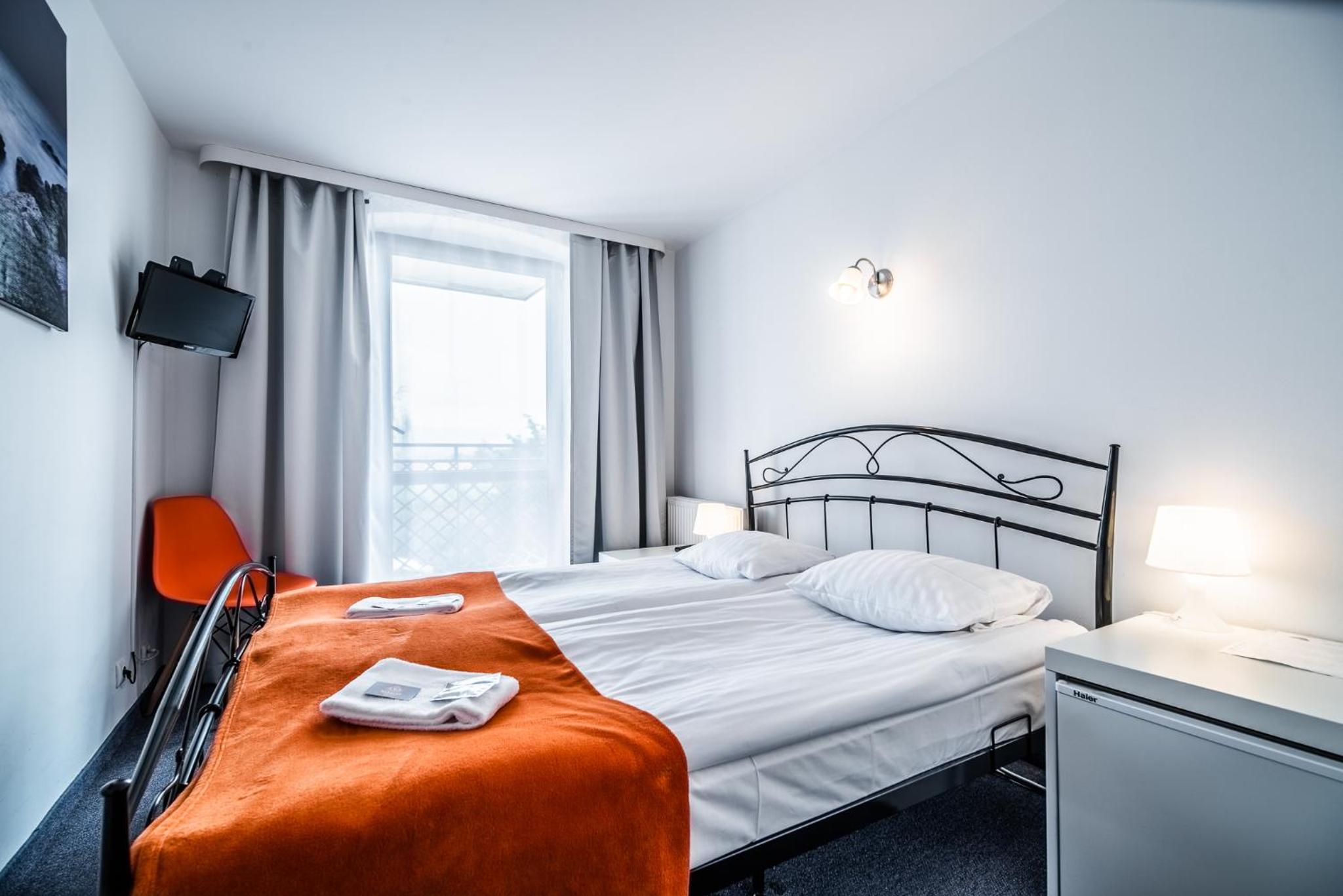 Double Room with Balcony - Photo 3