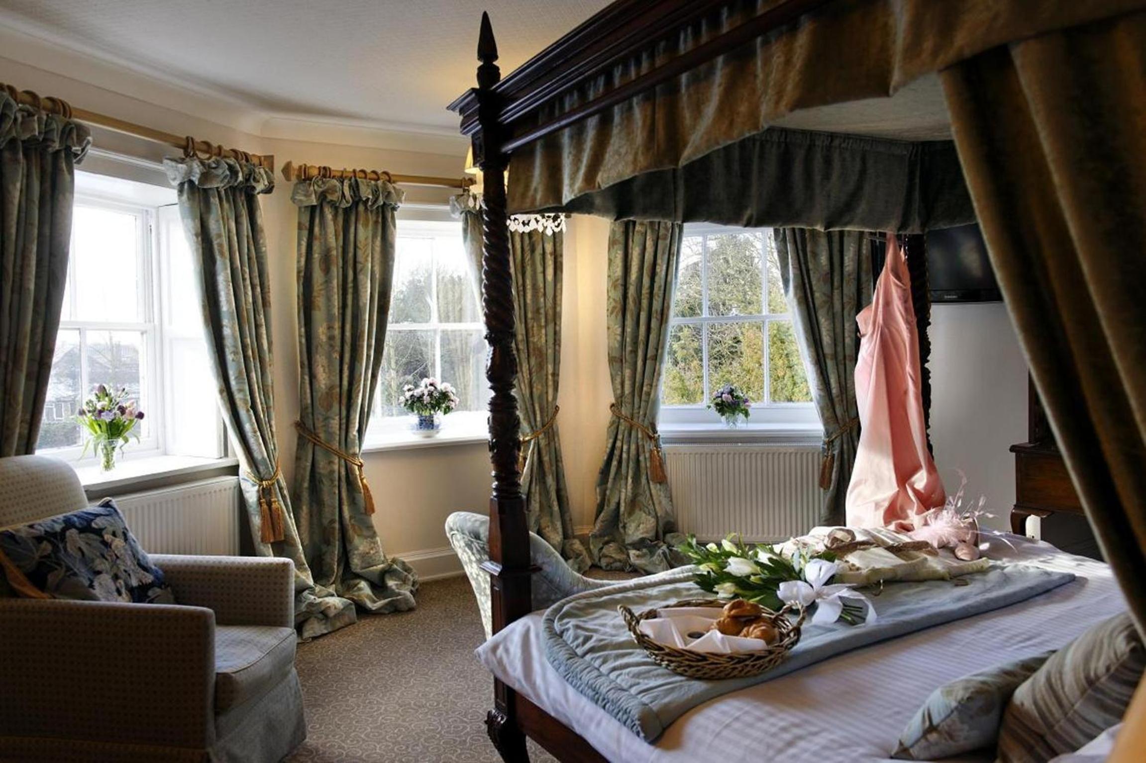Room with Four-Poster Bed - Photo 5