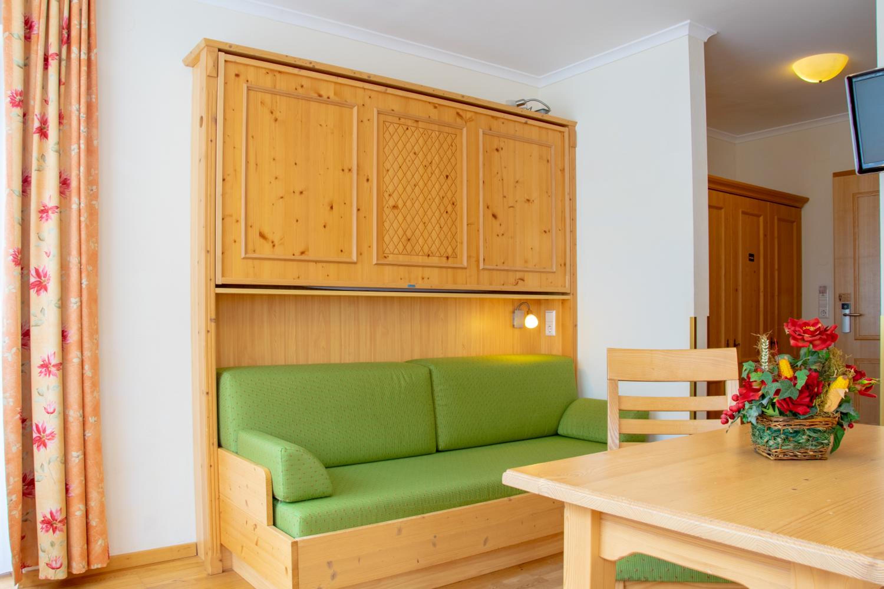 Suite - Photo 11