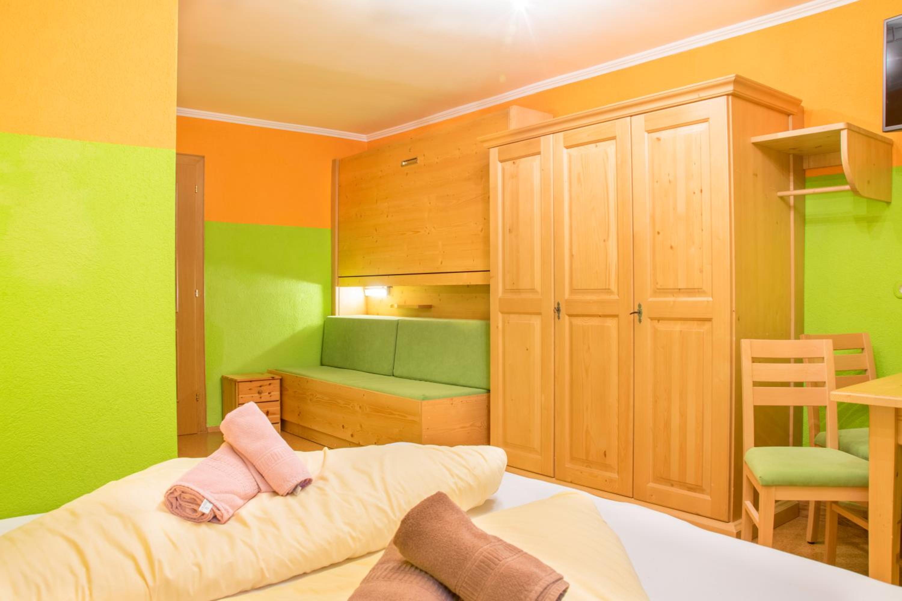 Family Room (2 Adults + 1 Child) - Photo 2