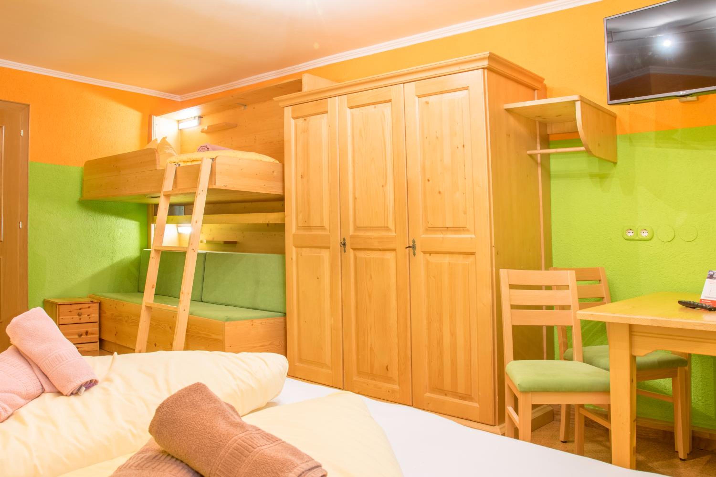 Family Room (2 Adults + 1 Child) - Photo 4