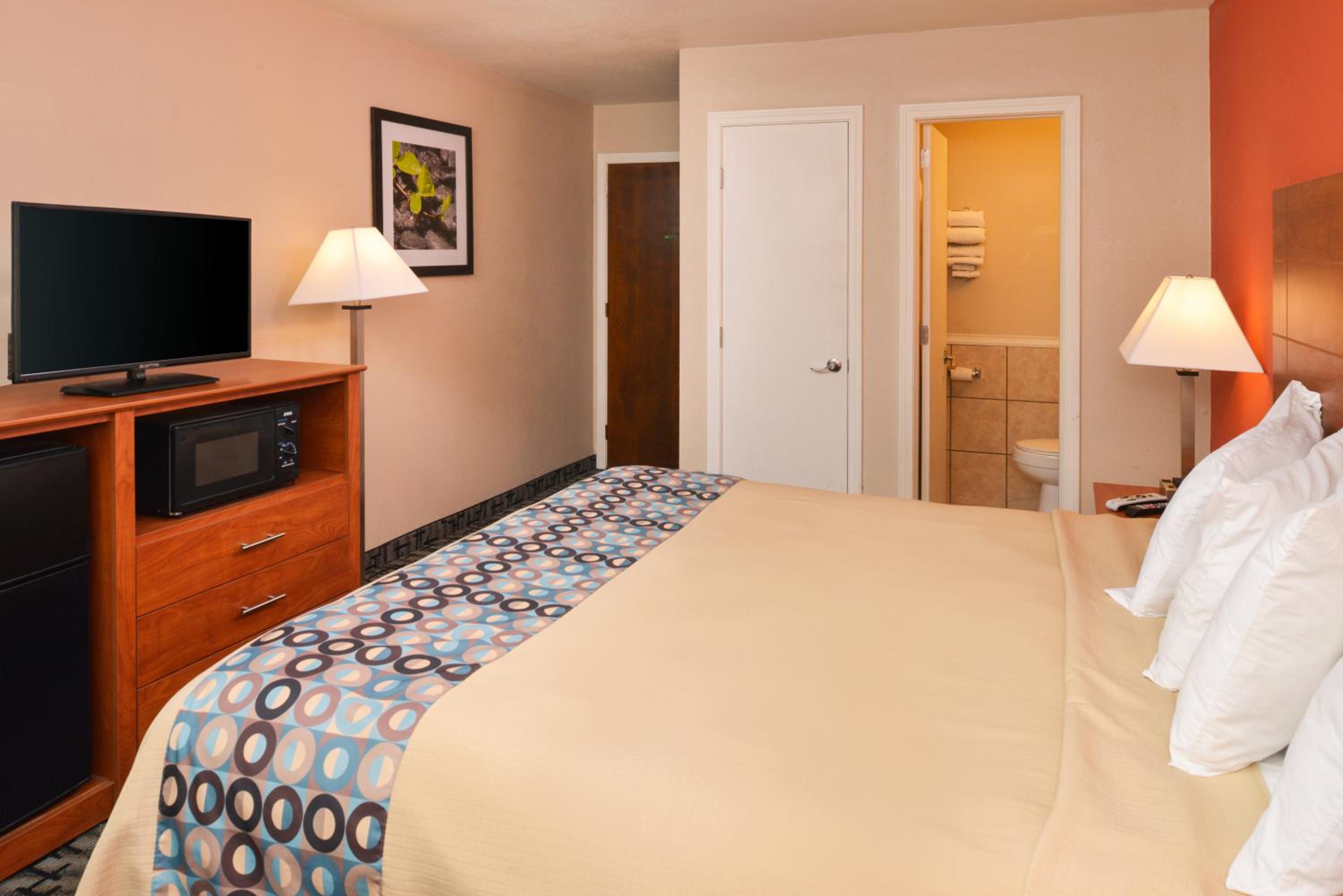 King Room - Non-Smoking - Photo 4