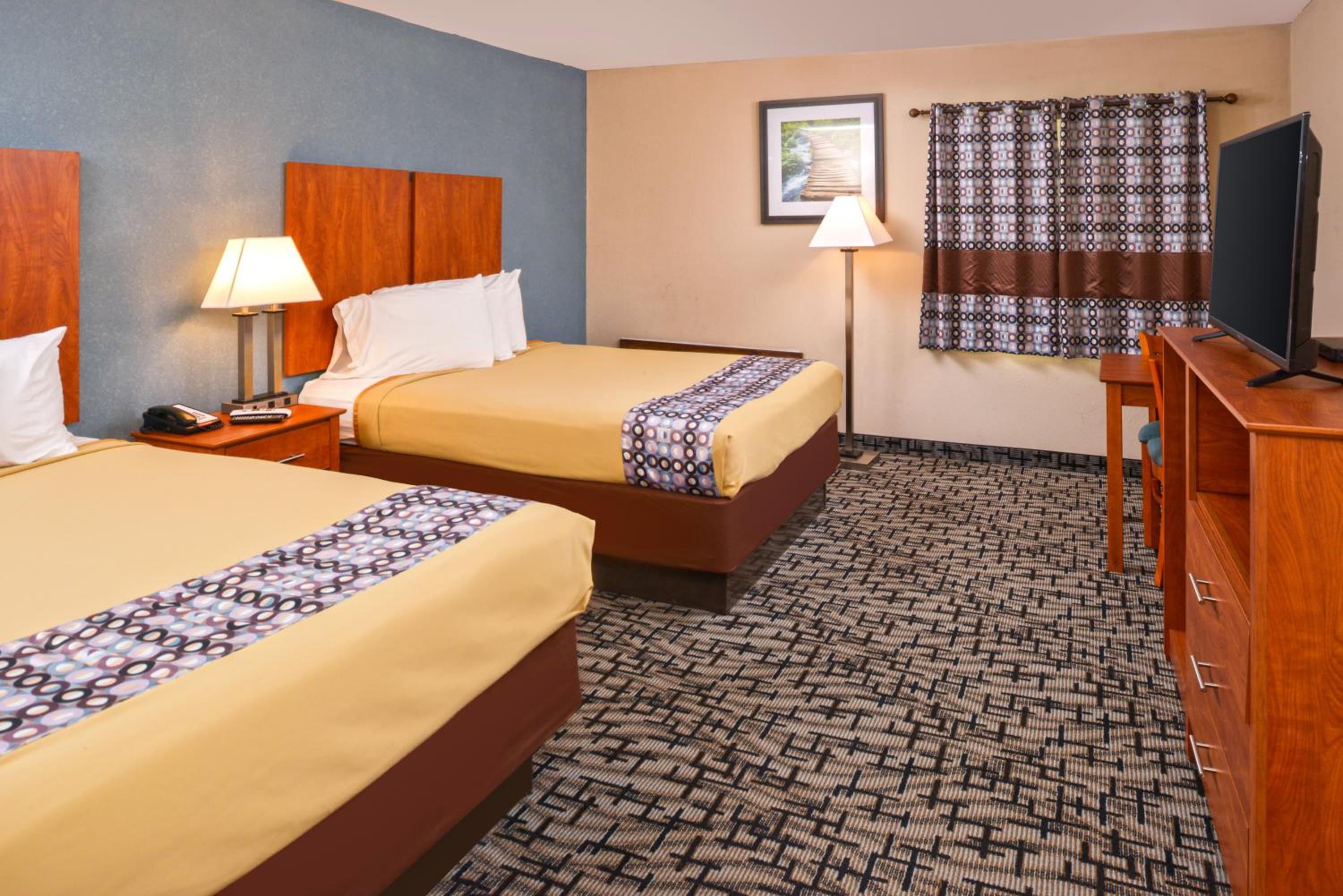 Queen Room with Two Queen Beds - Non-Smoking - Photo 2
