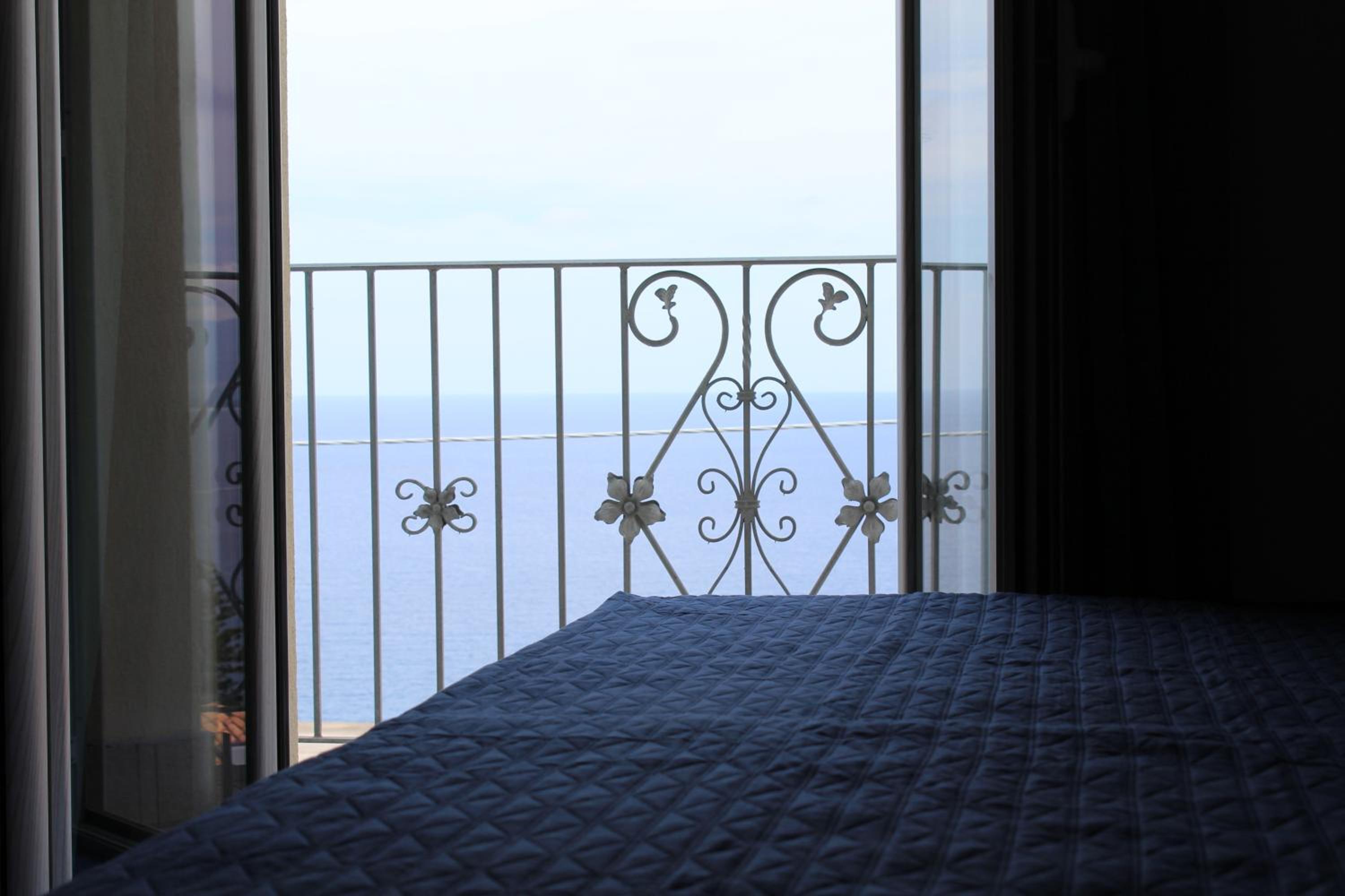 Double Room with Balcony and Sea View photo 3