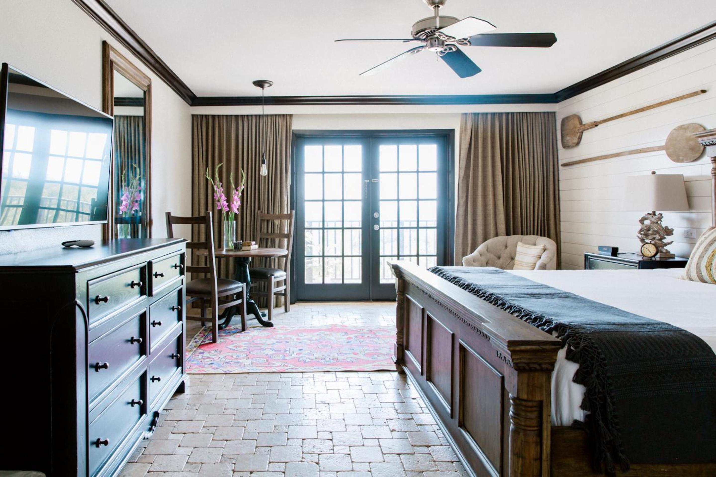 Deluxe King Room - Photo 3