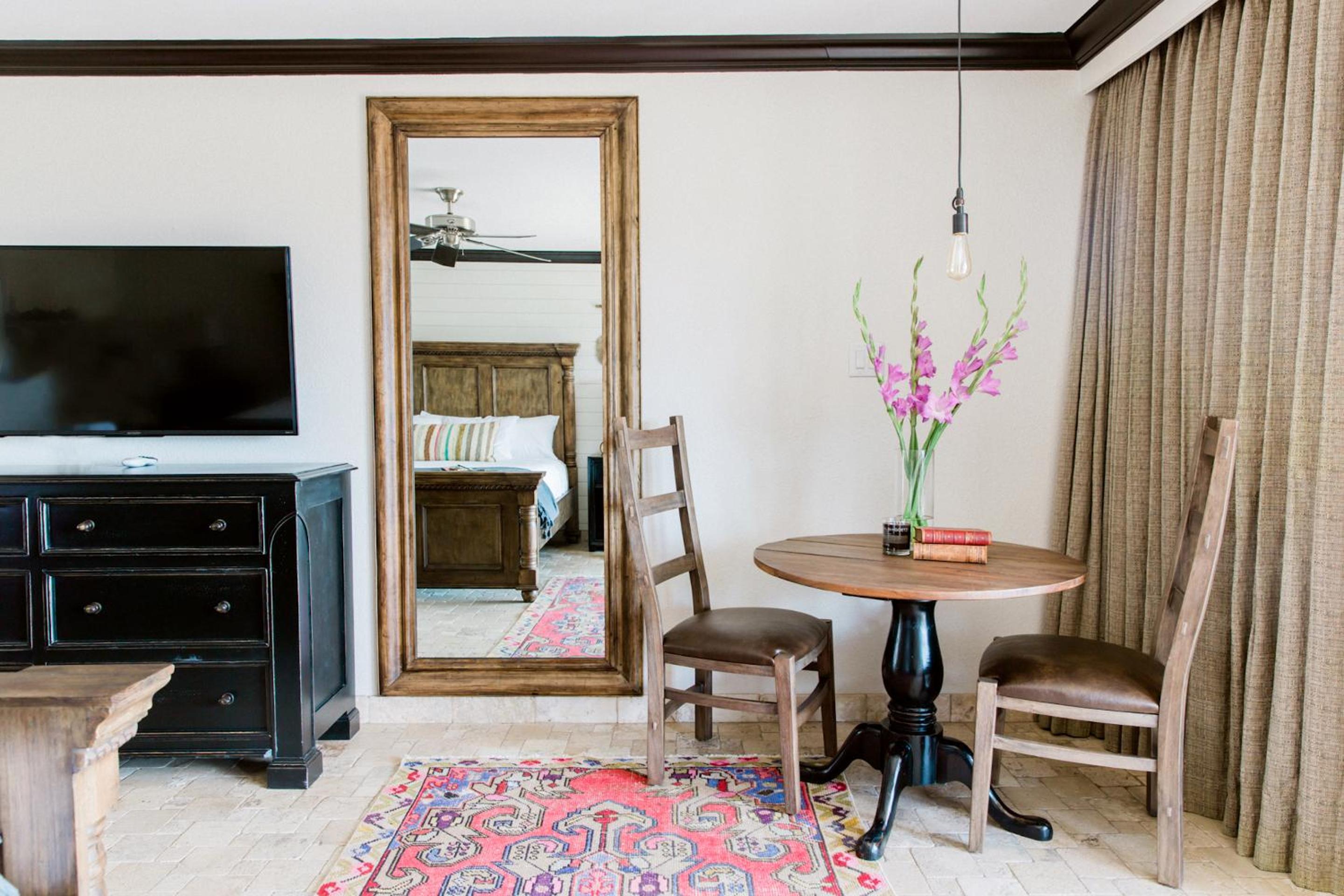Deluxe King Room - Photo 6