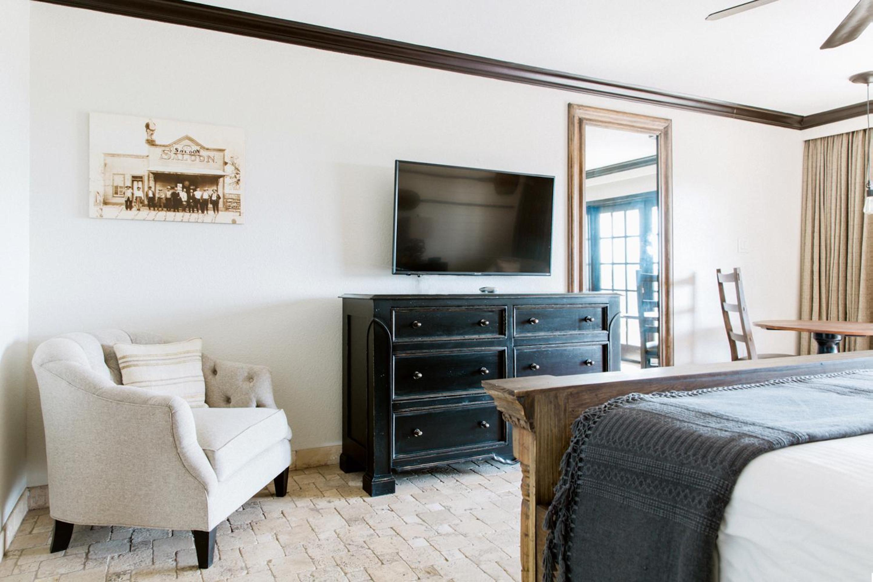 Deluxe King Room - Photo 2