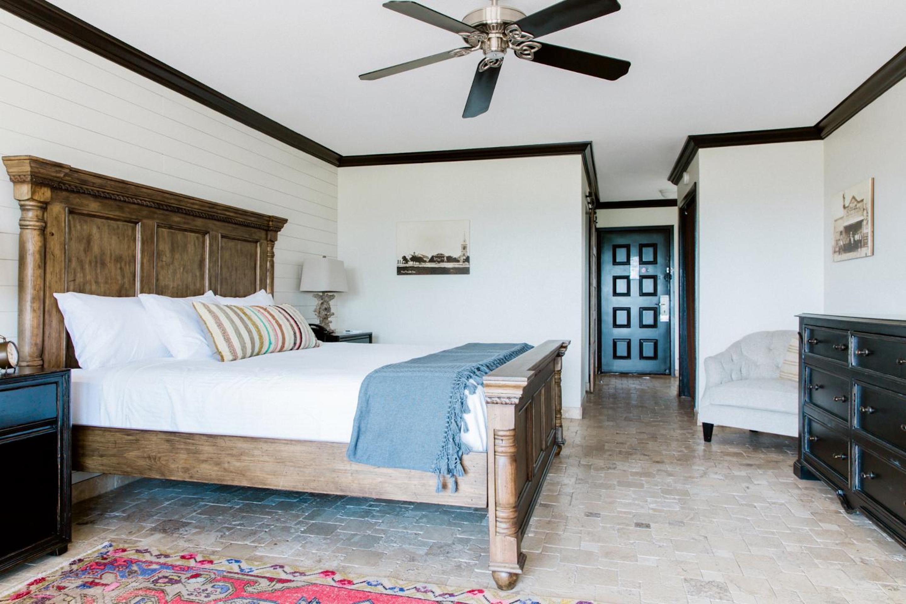 Standard King Room - Photo 7