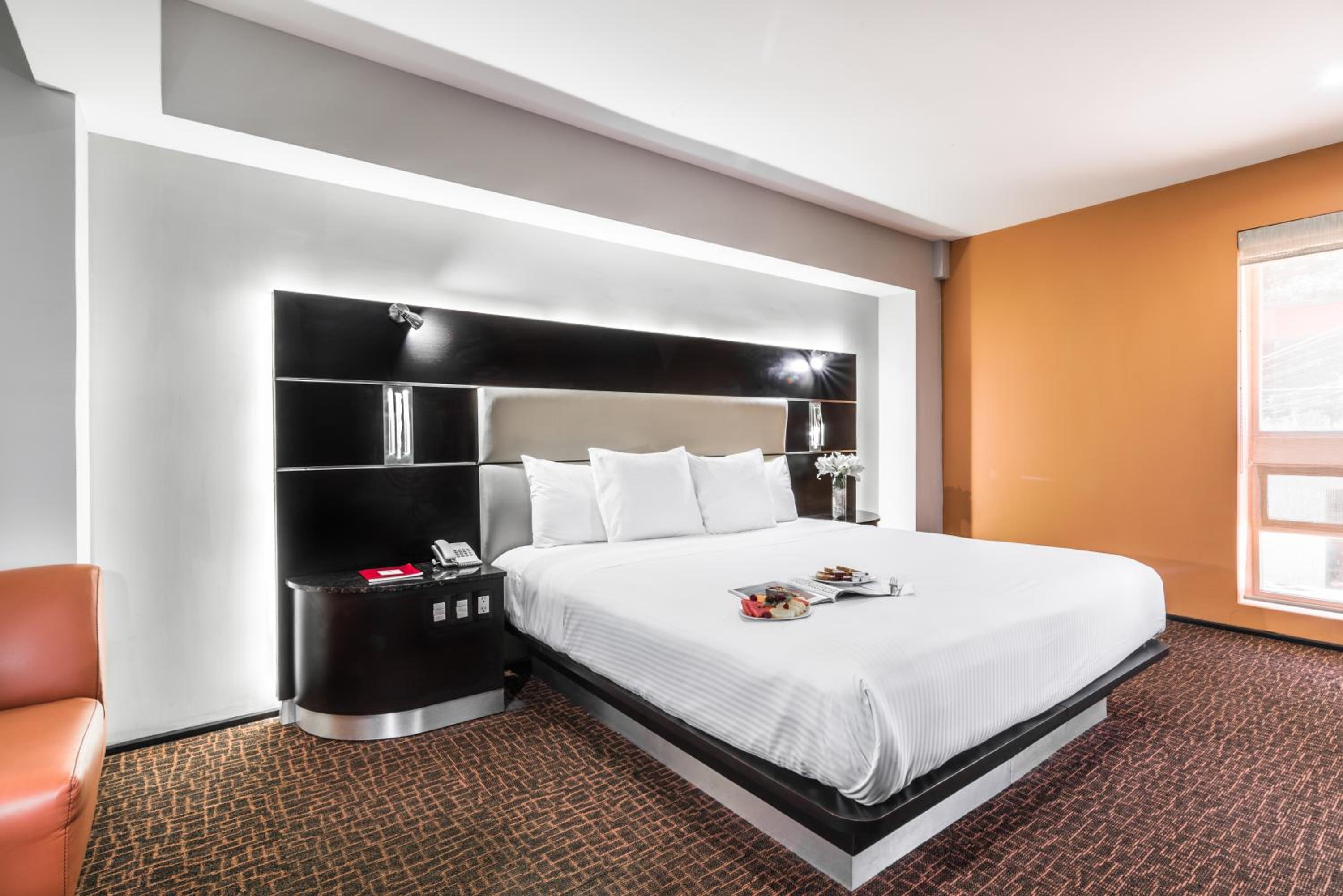 Deluxe King Room - Photo 10
