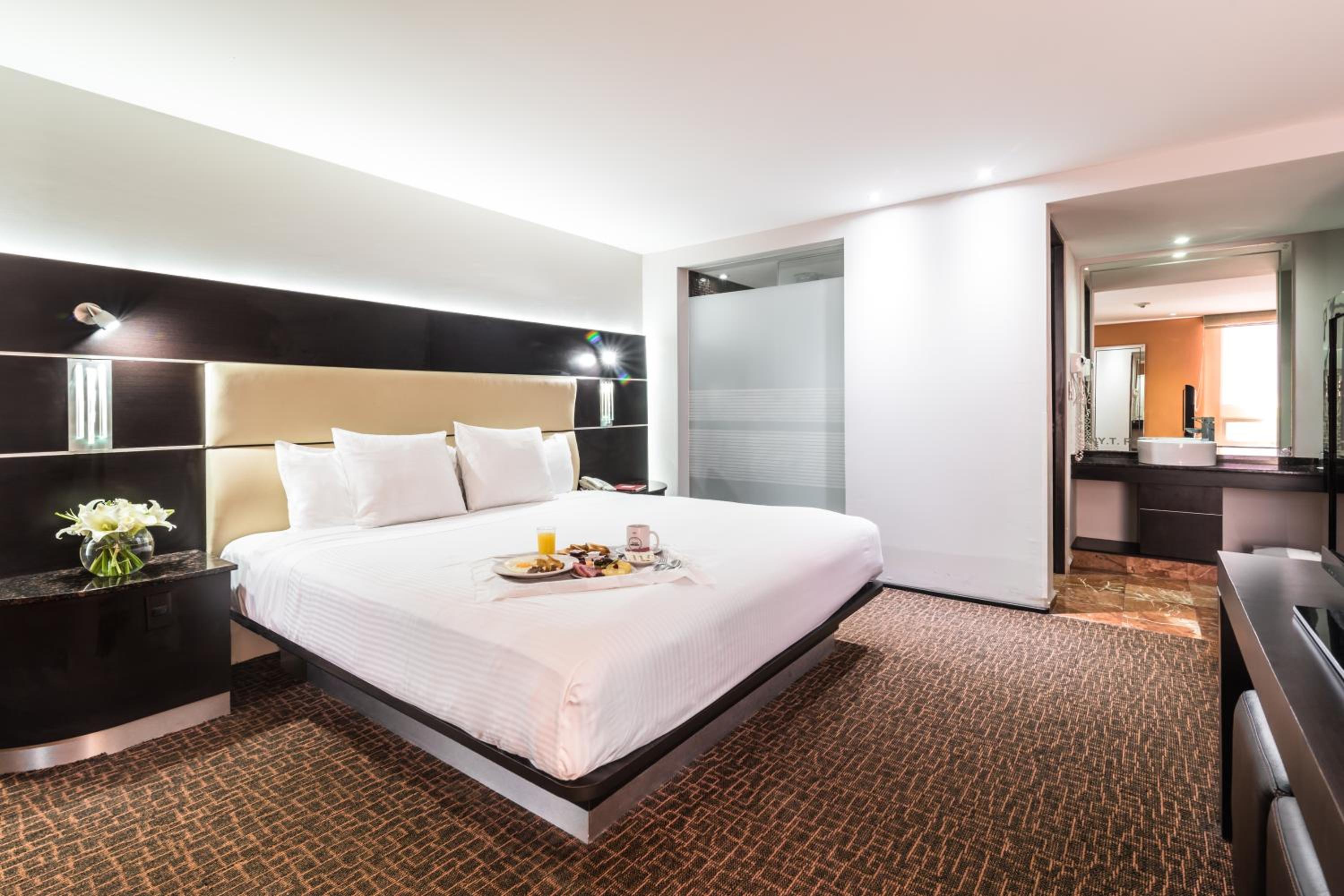 Deluxe King Room - Photo 4