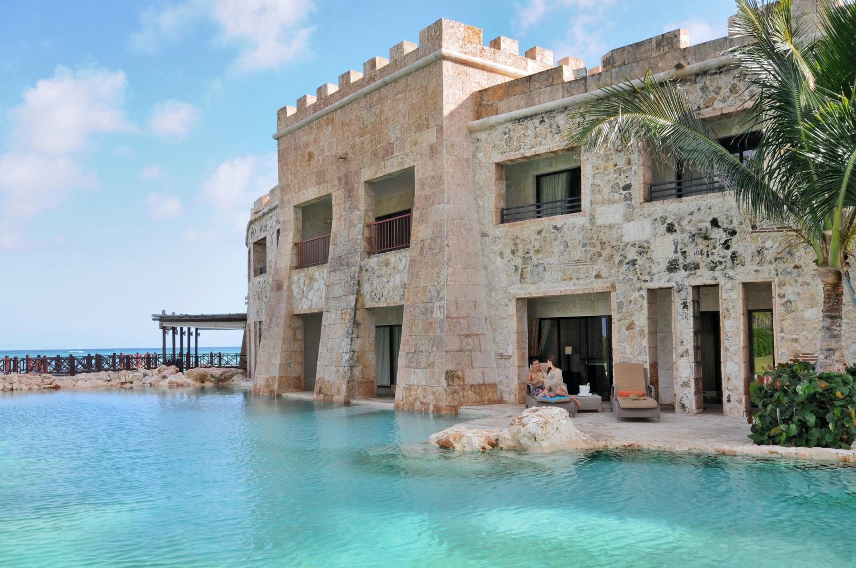 Castle Swim Out, Junior Suite, 1 King, Pool view photo 2