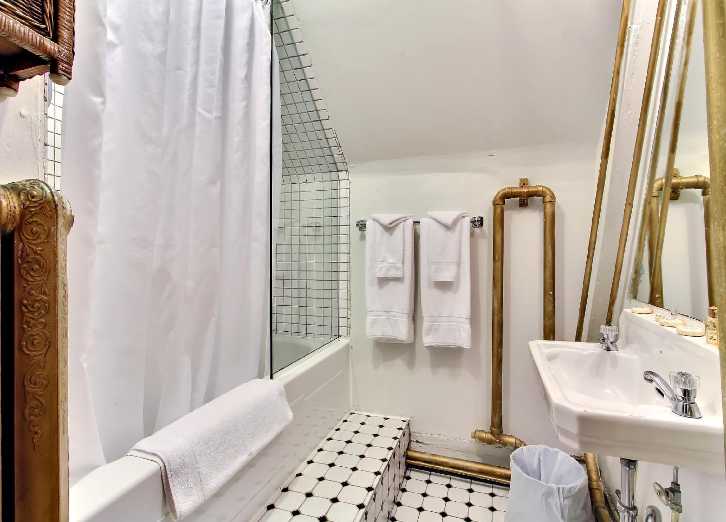 Queen Room - semi basement, photo 7