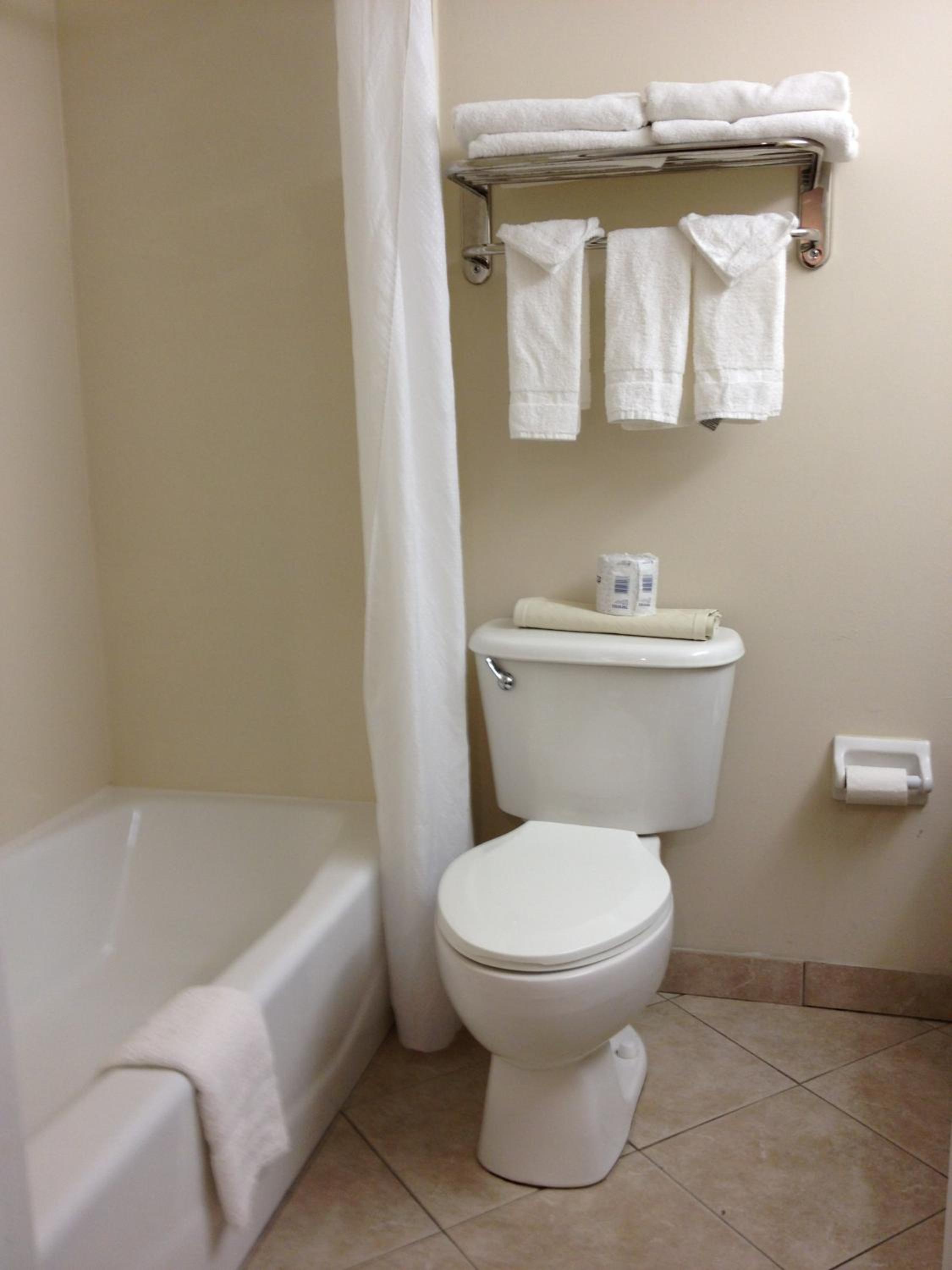 Standard Queen Room with Two Queen Beds - Photo 4