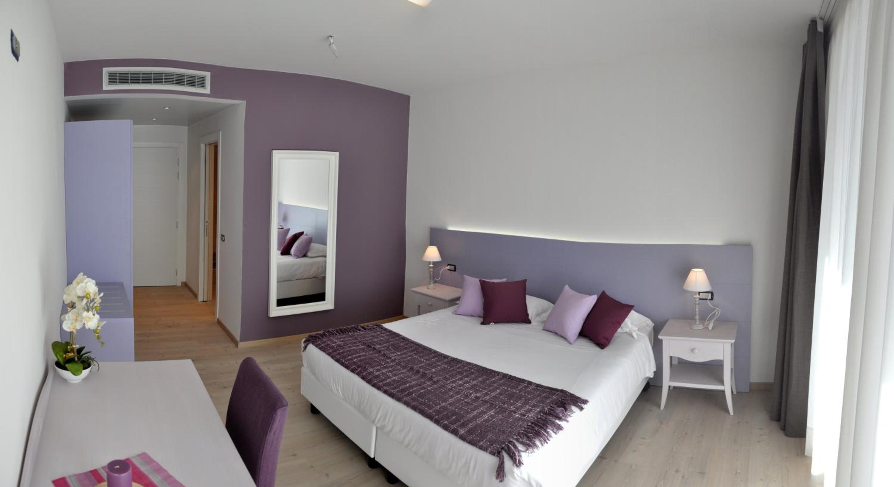 Double or Twin Room with Lateral Lake View photo 1