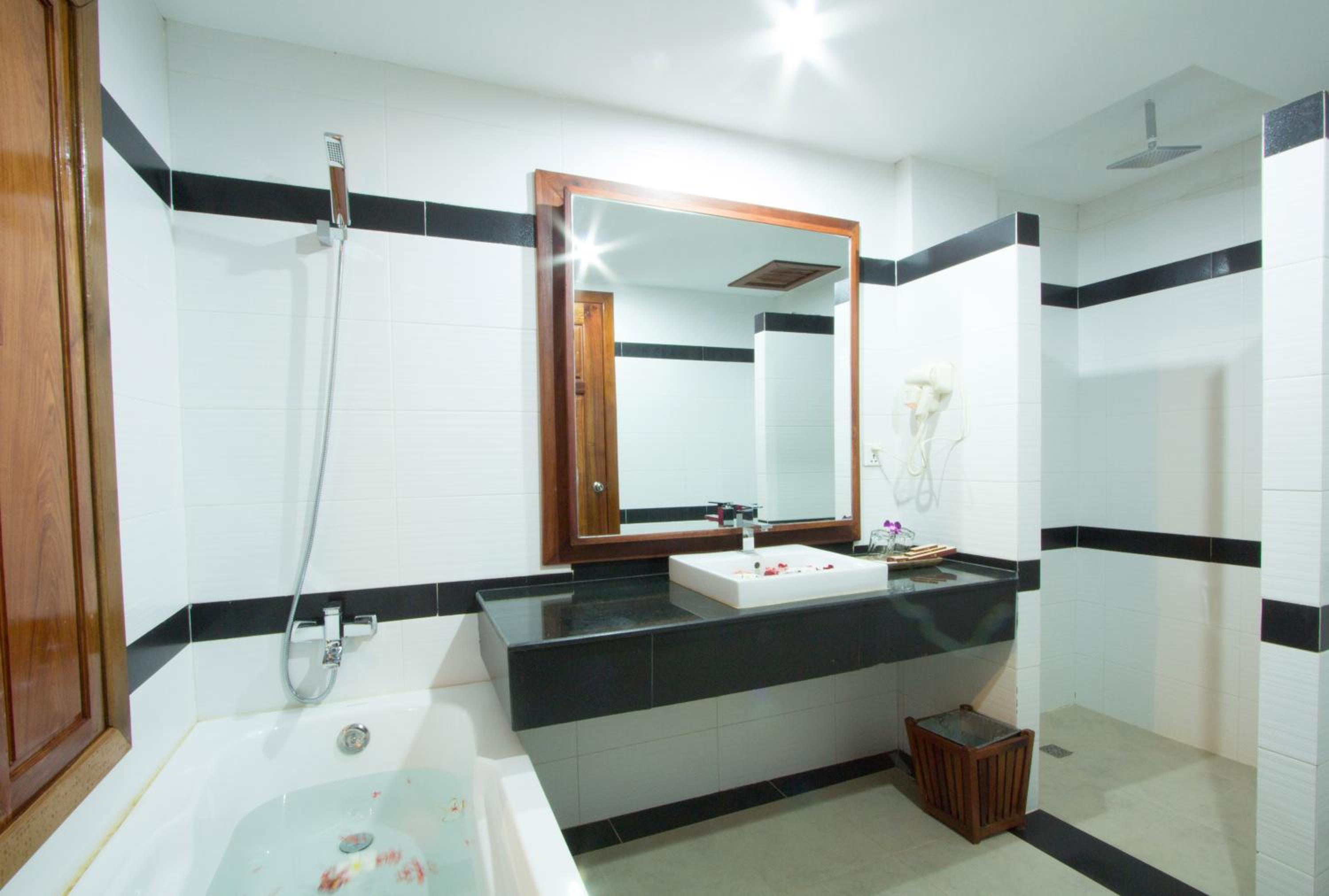 Suite - Photo 5