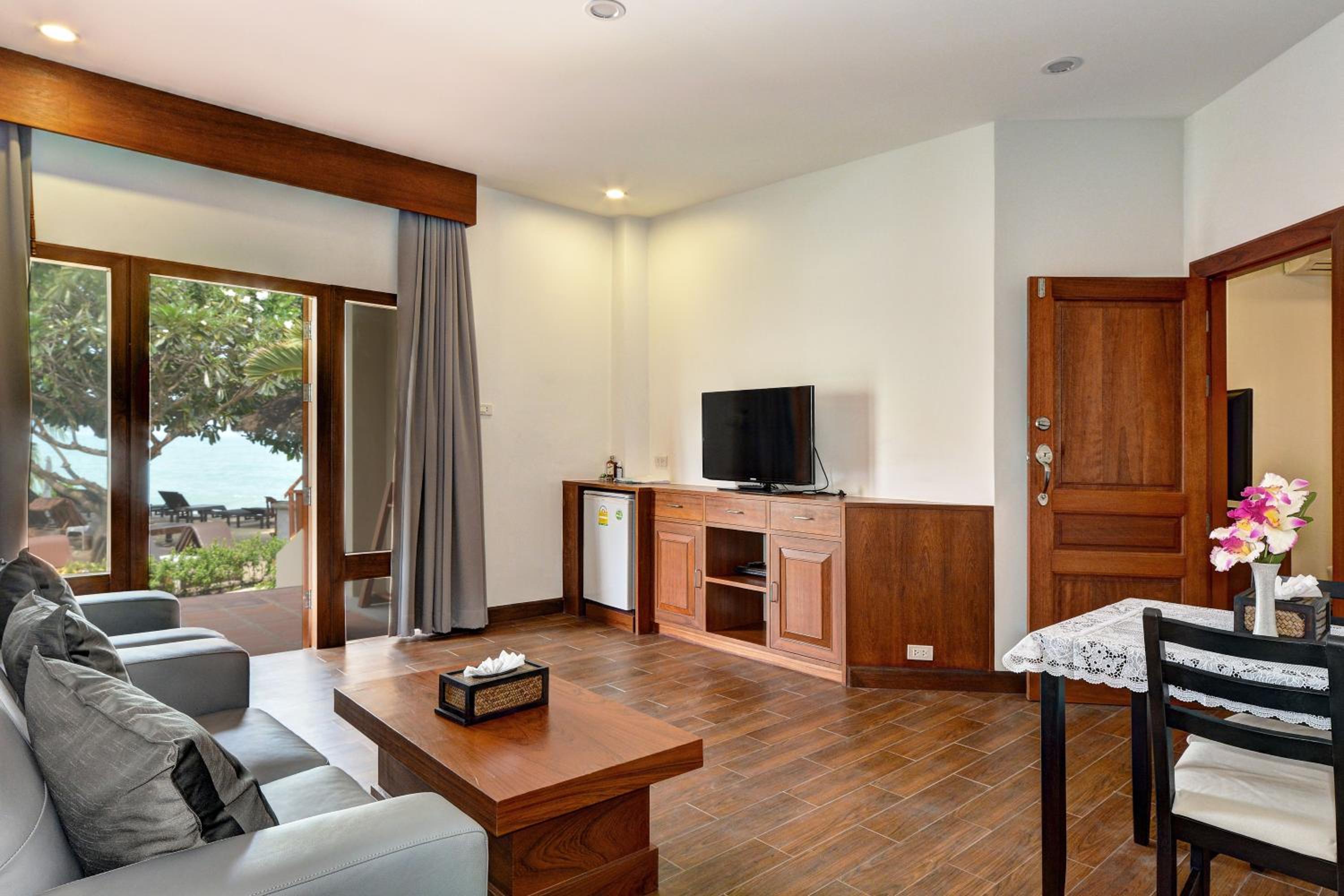 Deluxe Suite with Spa Bath - Photo 2