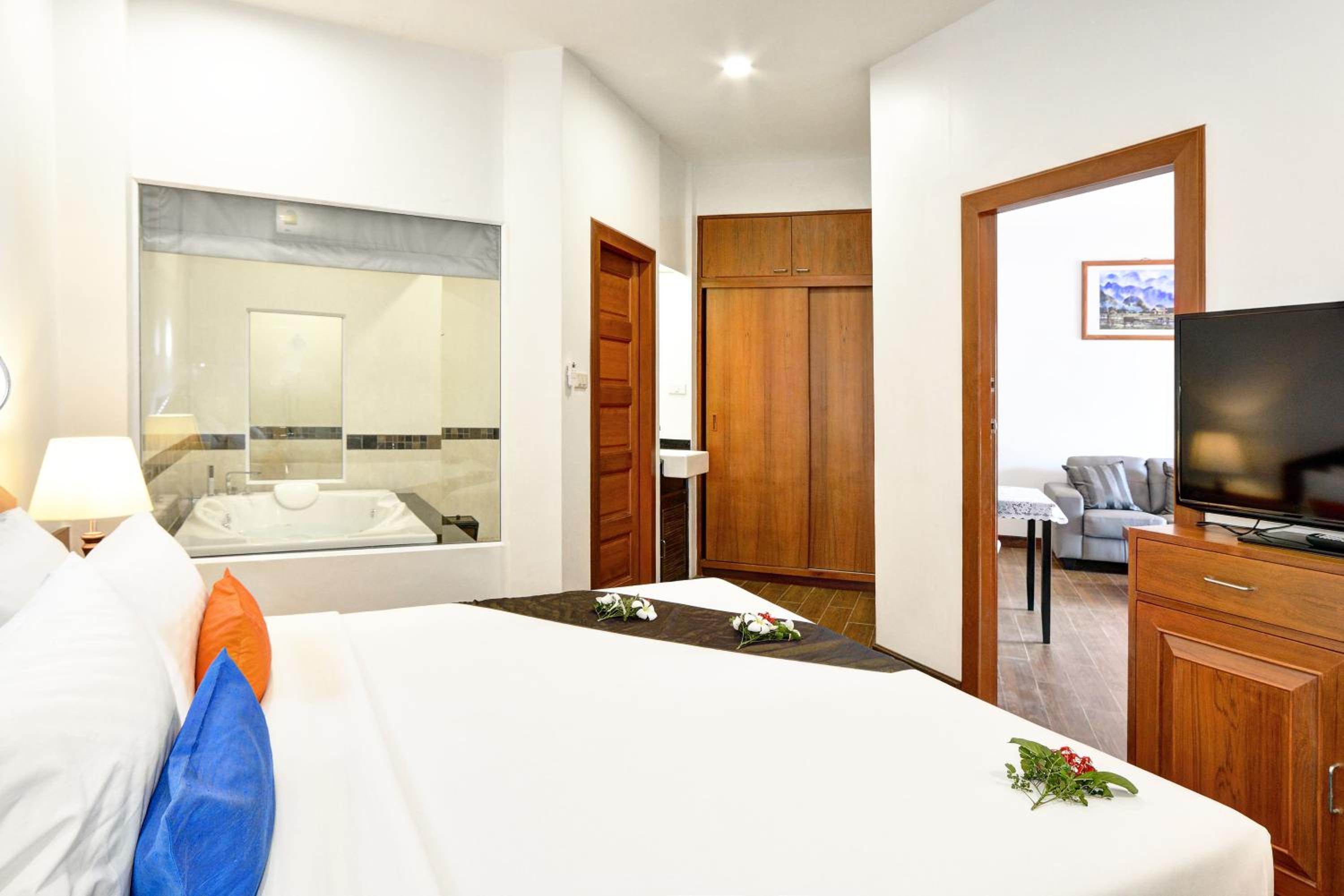 Deluxe Suite with Spa Bath - Photo 1