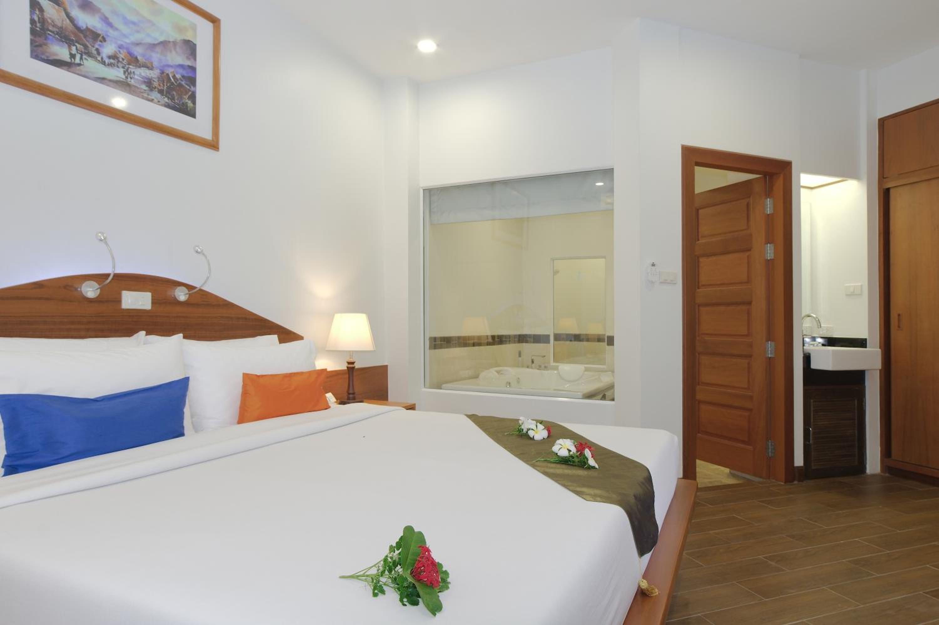 Deluxe Suite with Spa Bath - Photo 8