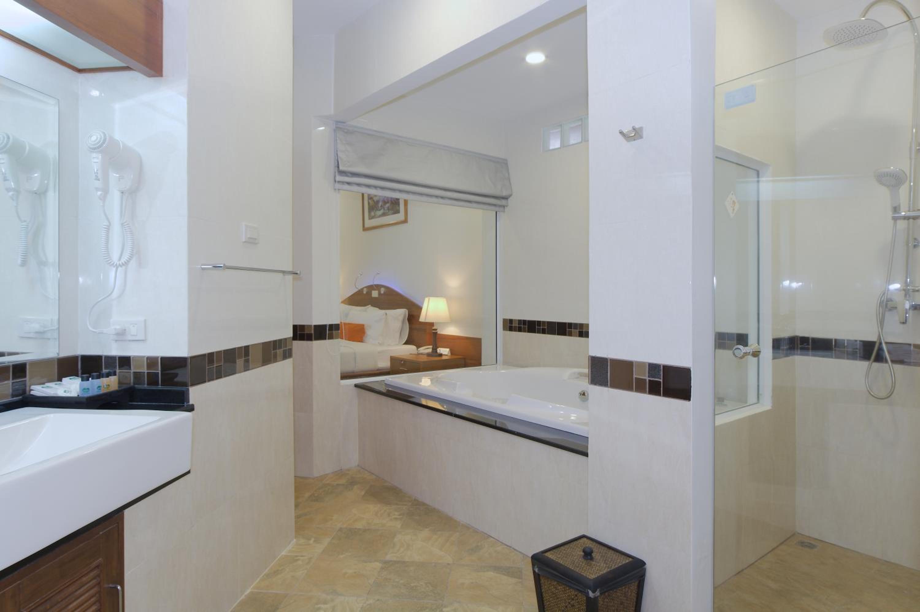 Deluxe Suite with Spa Bath - Photo 3