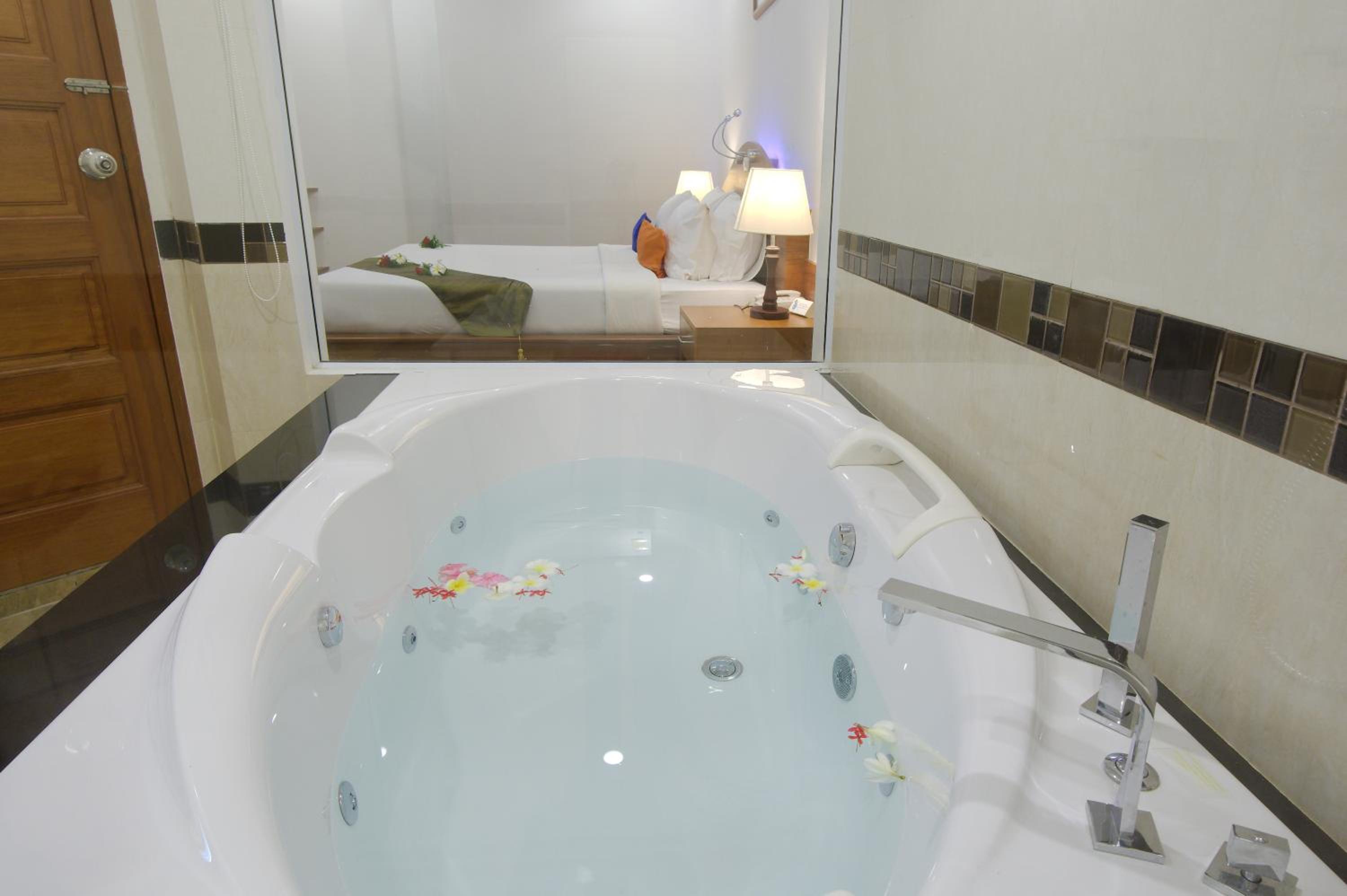 Deluxe Suite with Spa Bath - Photo 4