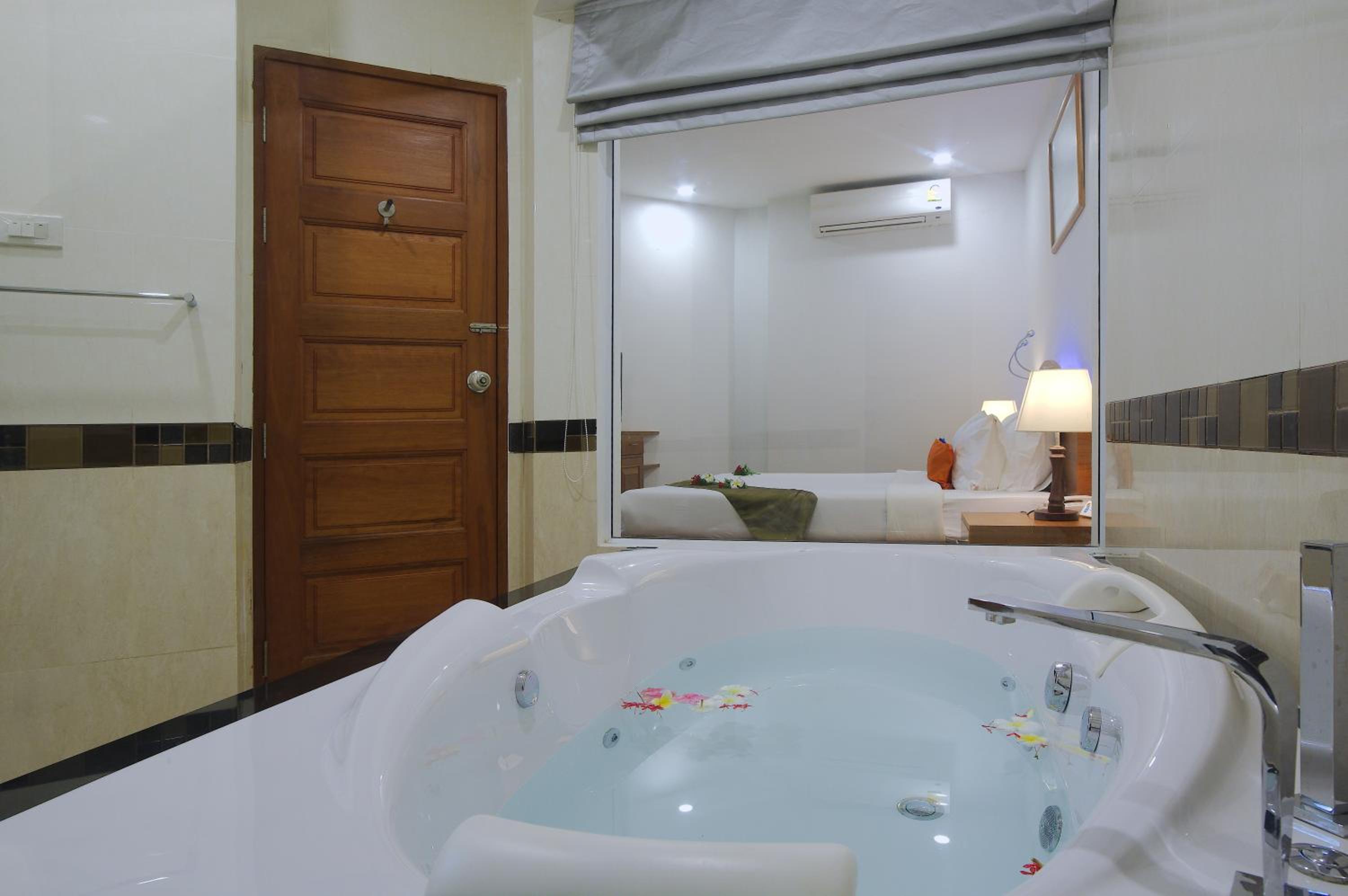Deluxe Suite with Spa Bath - Photo 5