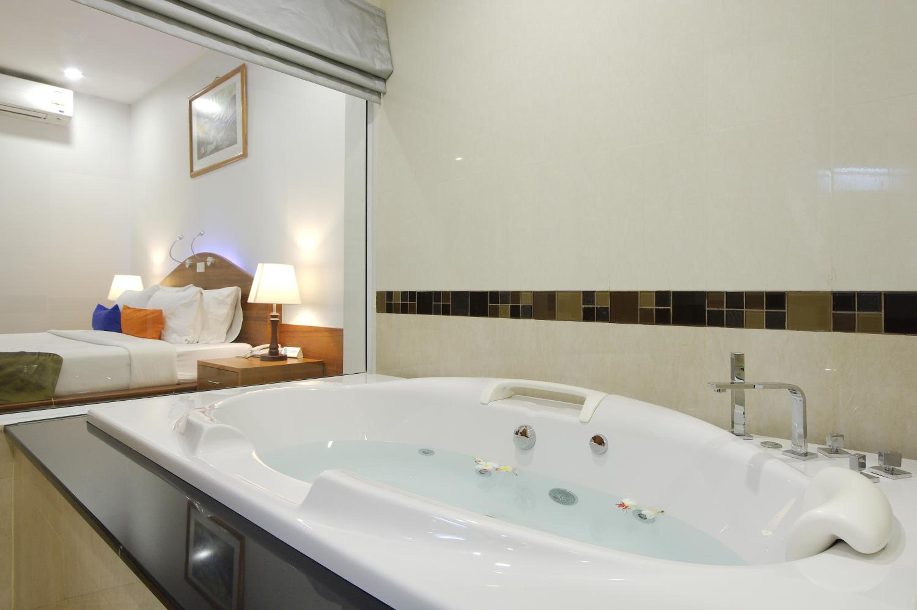 Deluxe Suite with Spa Bath - Photo 6