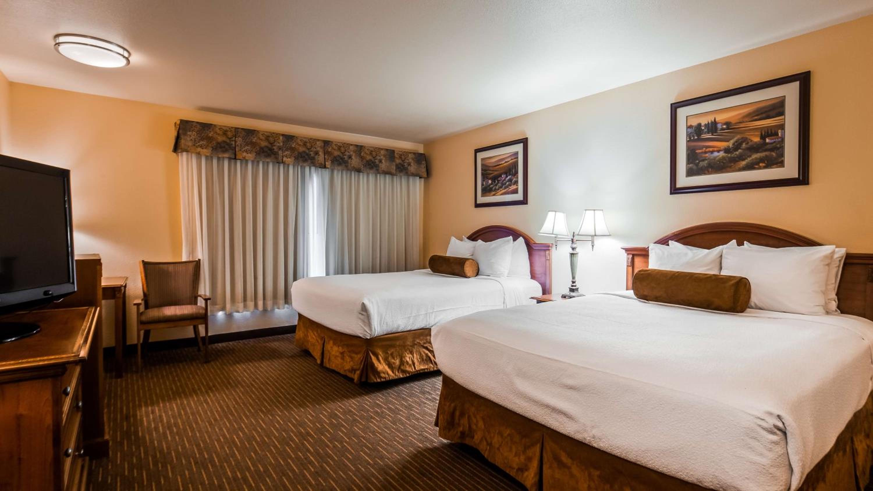 Queen Room with Two Queen Beds - Smoking