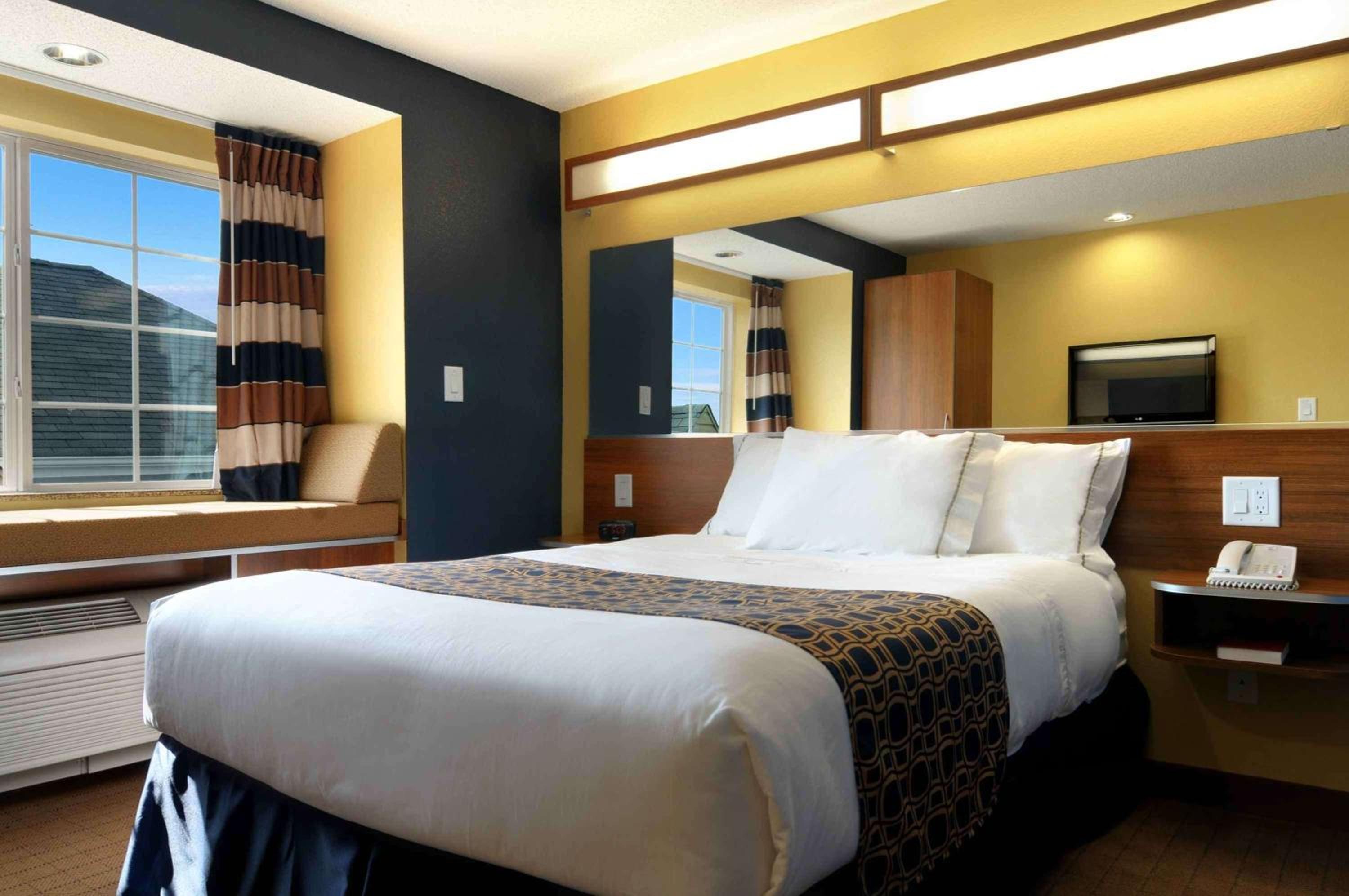 Queen Room with Two Queen Beds - Non-Smoking - Photo 5
