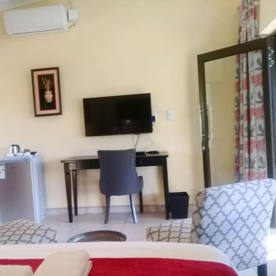 Double Room with Mountain View - Photo 9