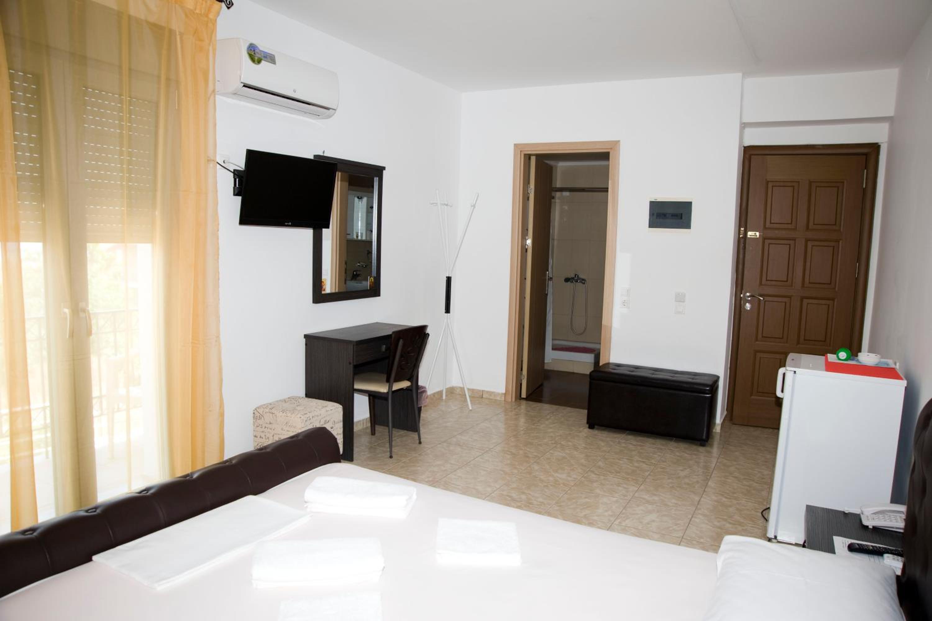 Double Room with Balcony and Sea View - Photo 9