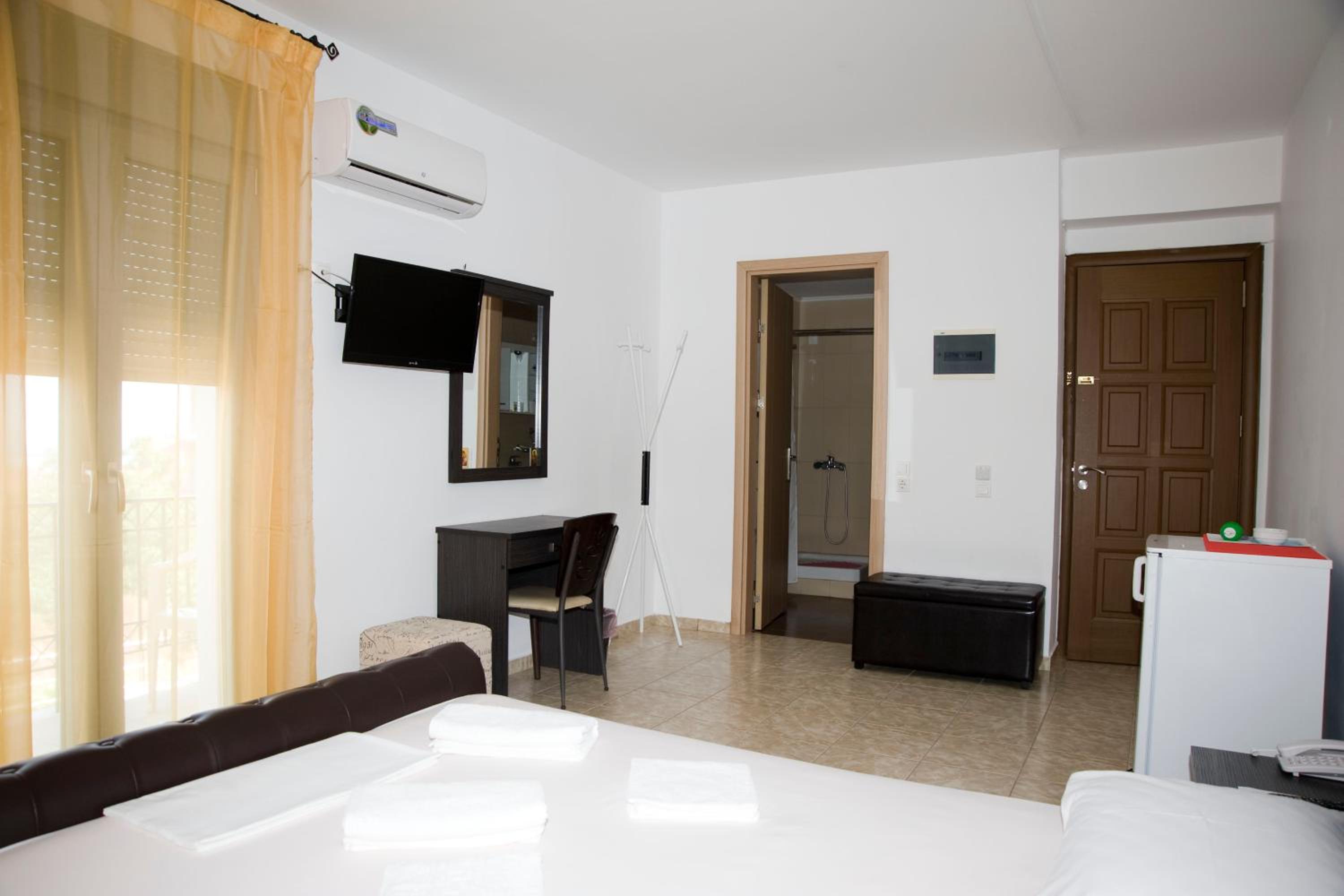 Double Room with Balcony and Sea View - Photo 8