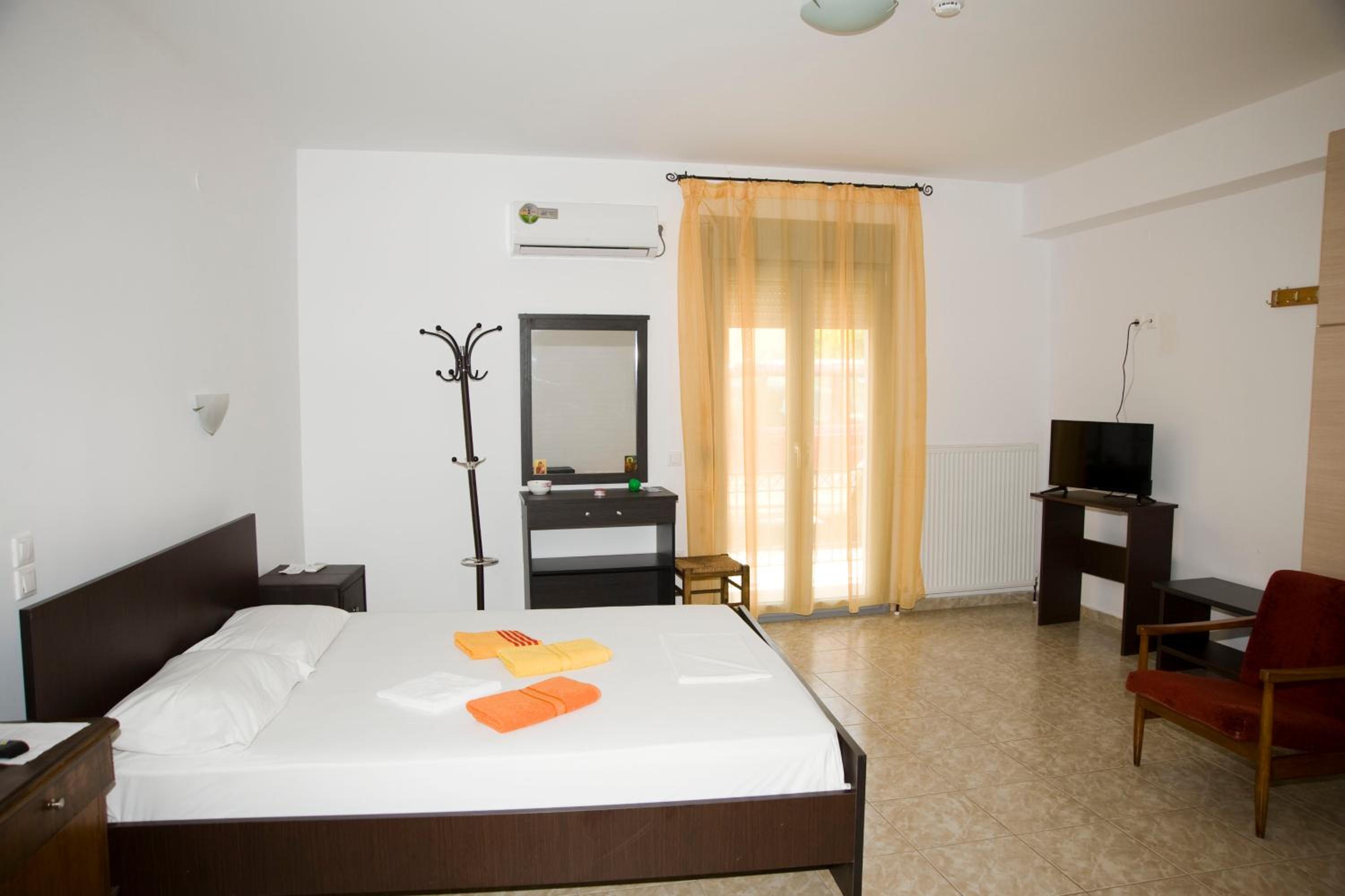 Economy Triple Room - Photo 11