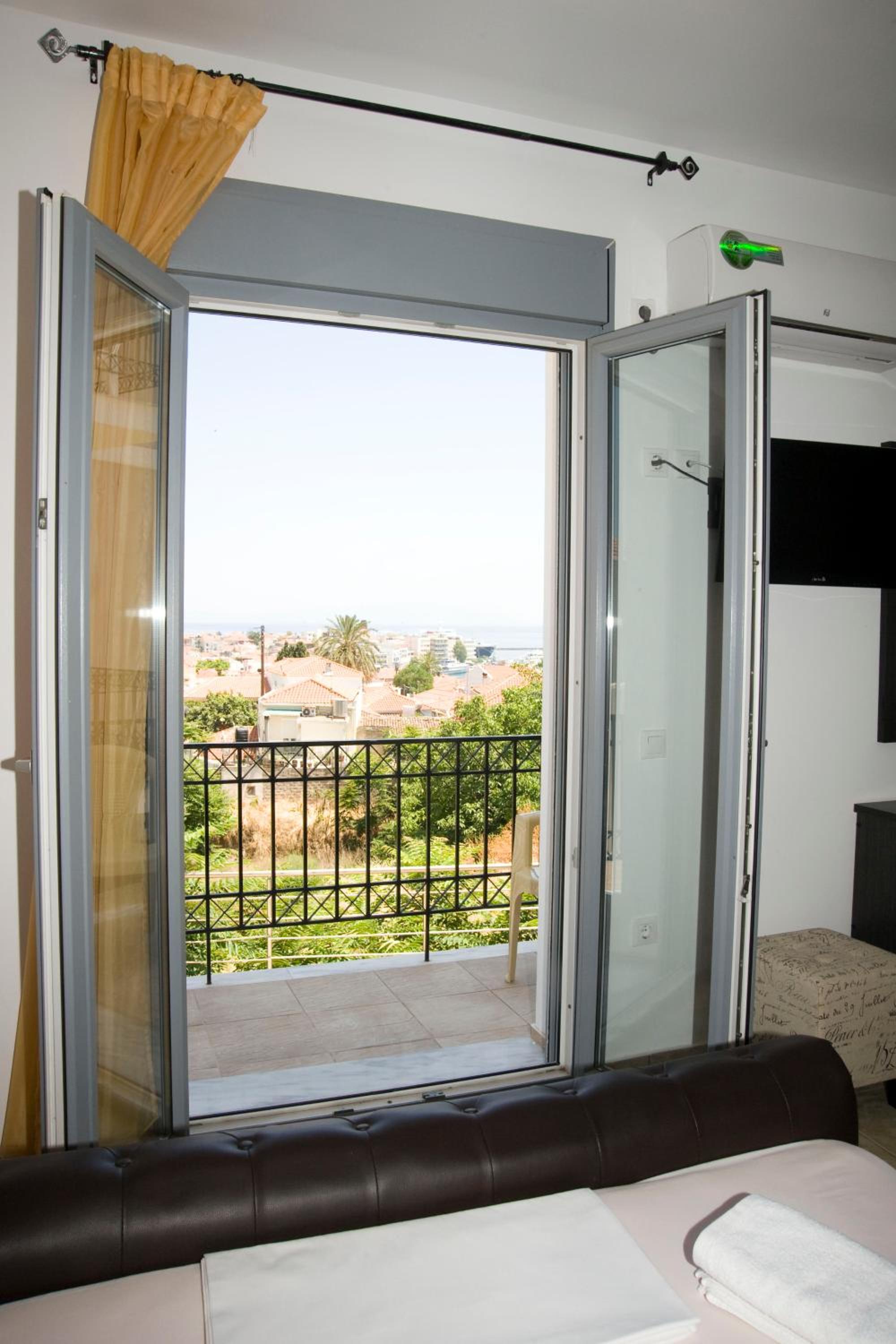 Double Room with Balcony and Sea View - Photo 7