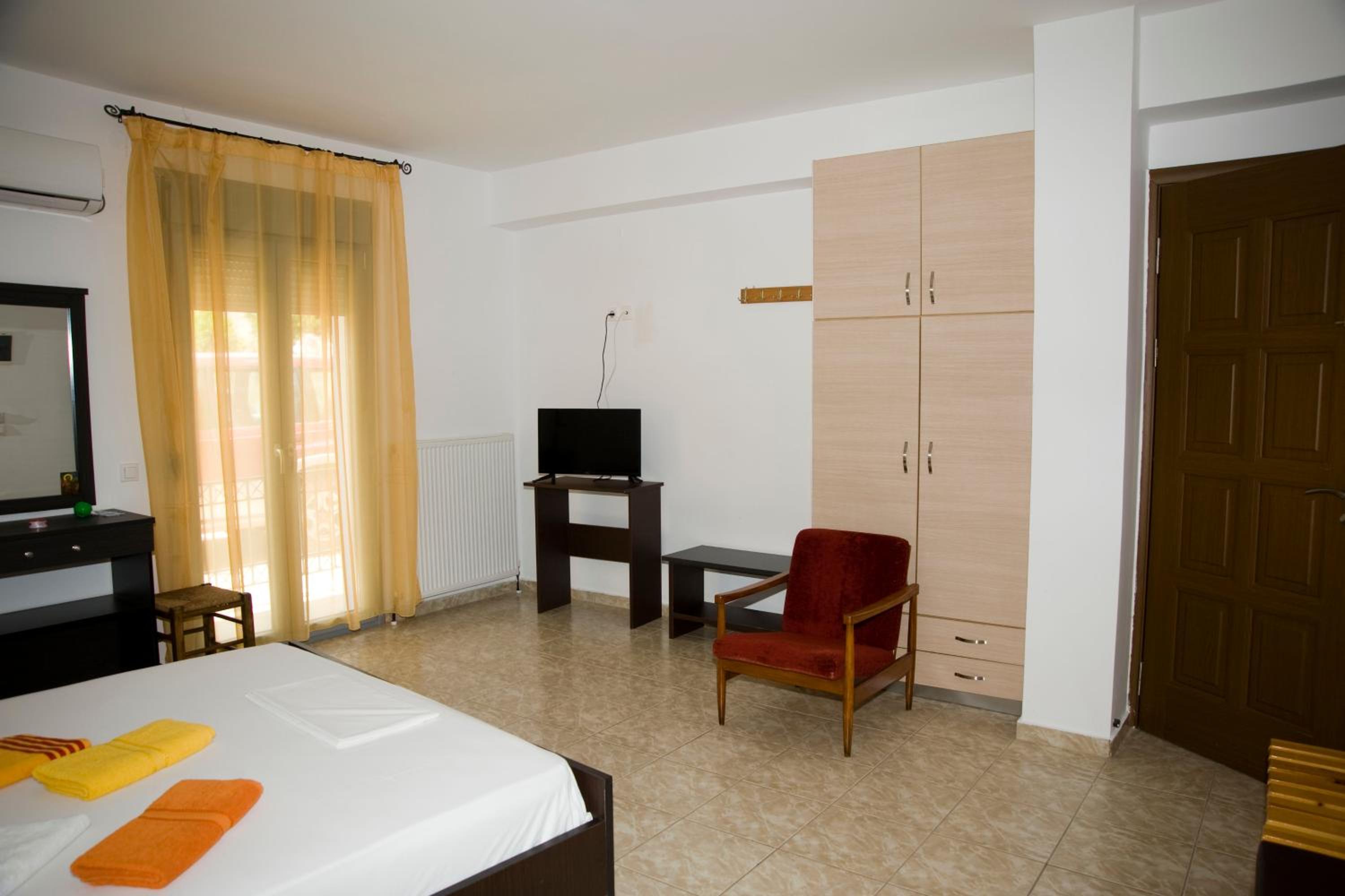 Economy Triple Room - Photo 15