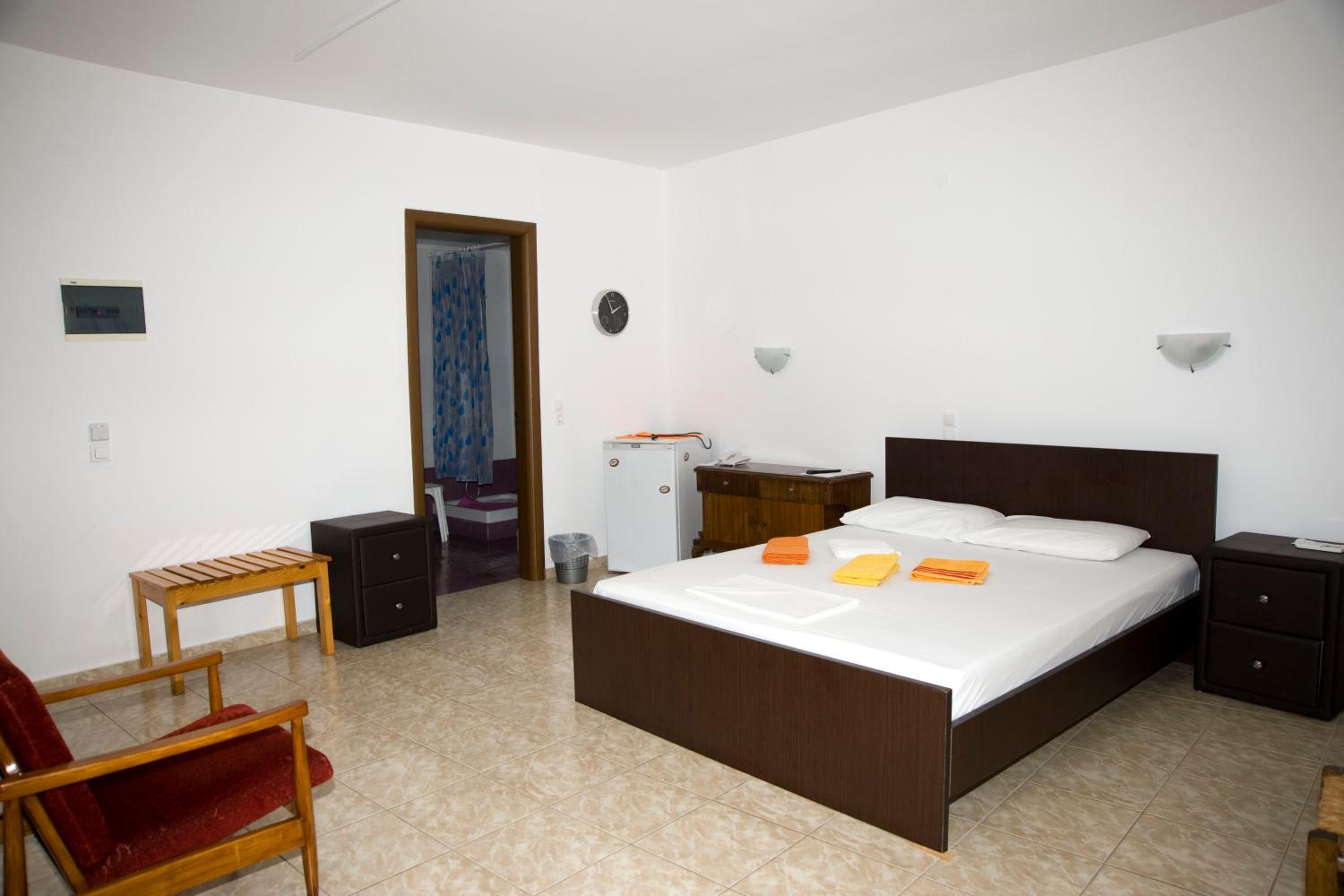 Economy Triple Room - Photo 14