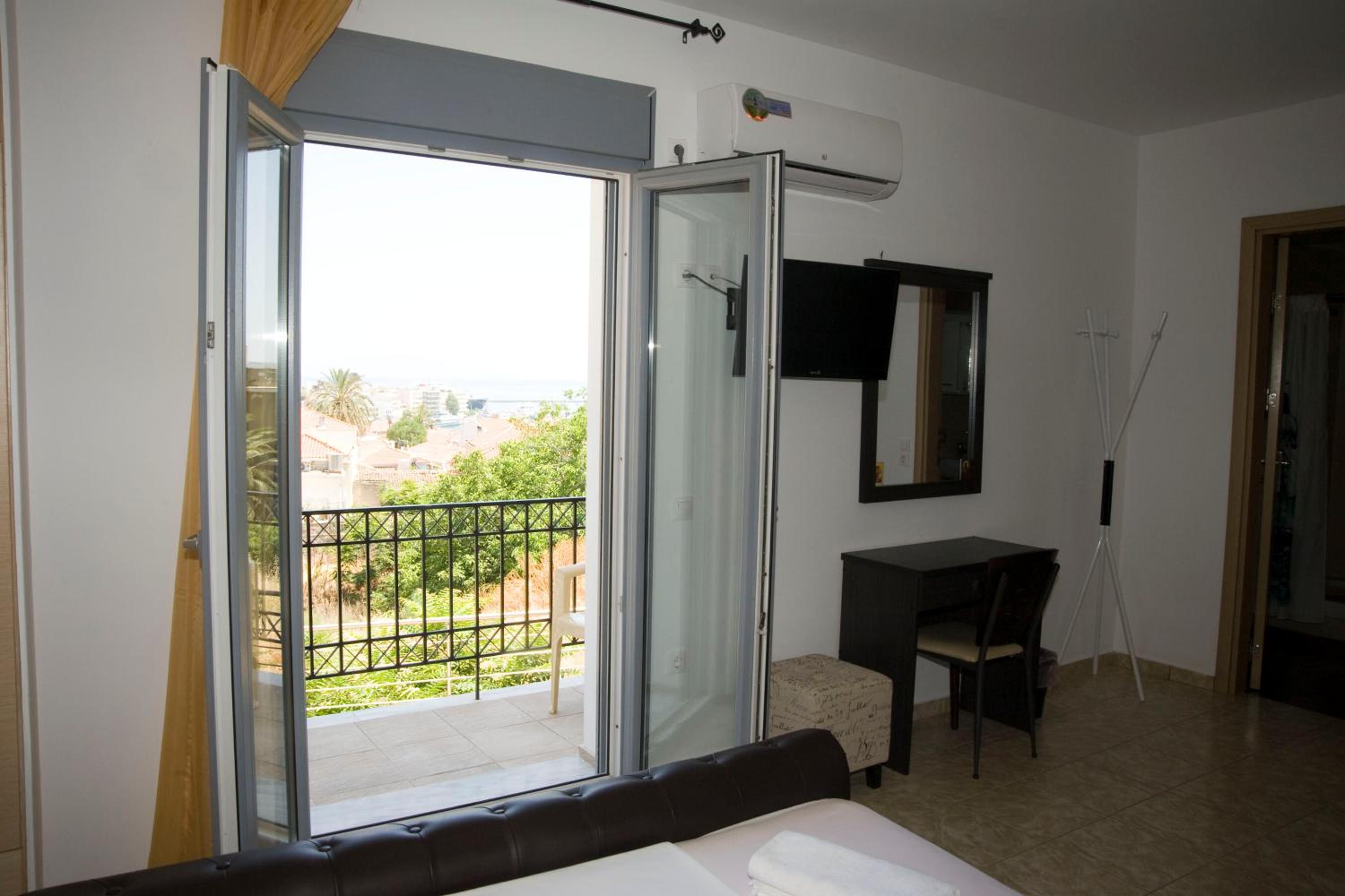 Double Room with Balcony and Sea View - Photo 13