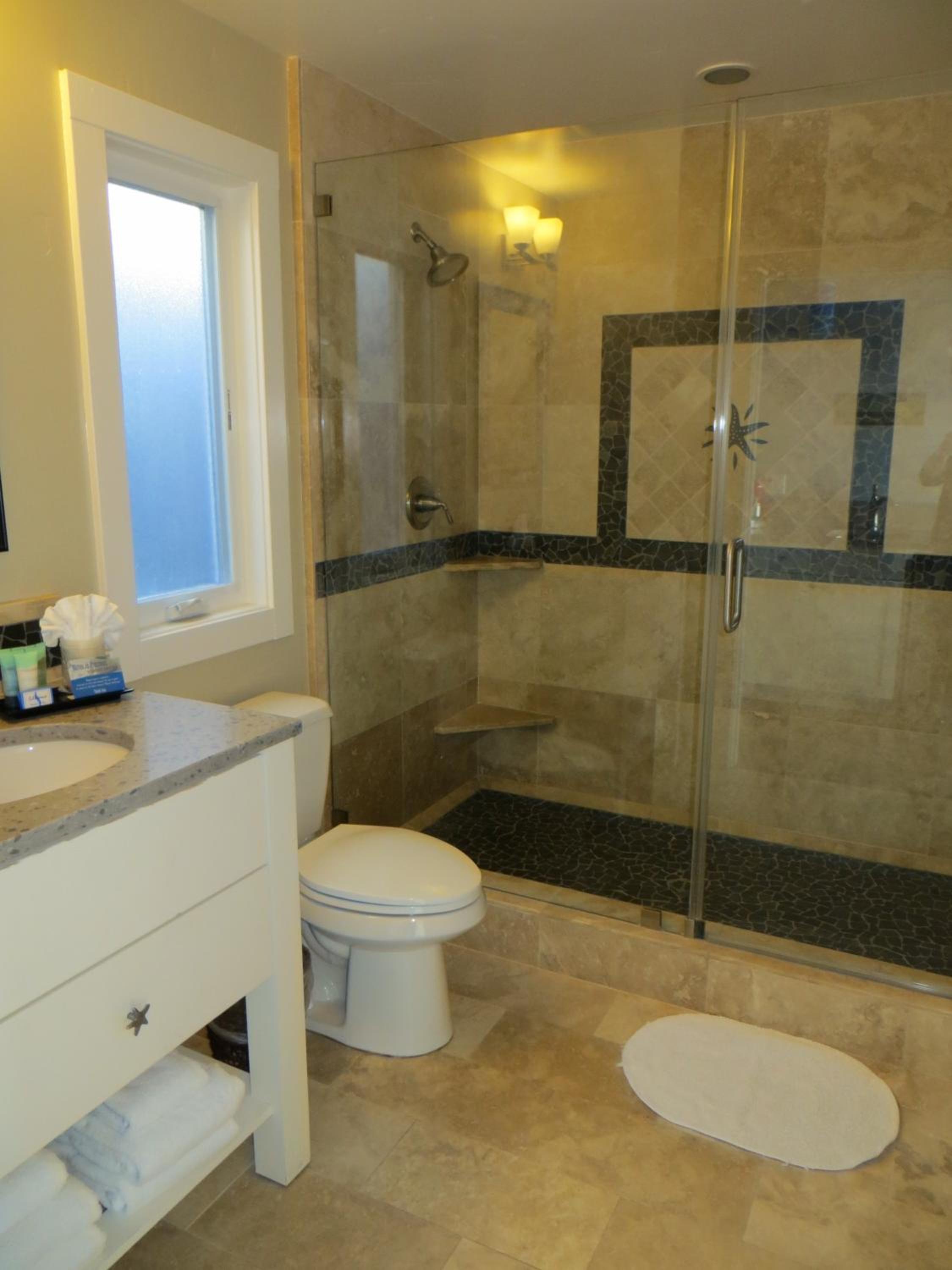 One-Bedroom Suite - Photo 2