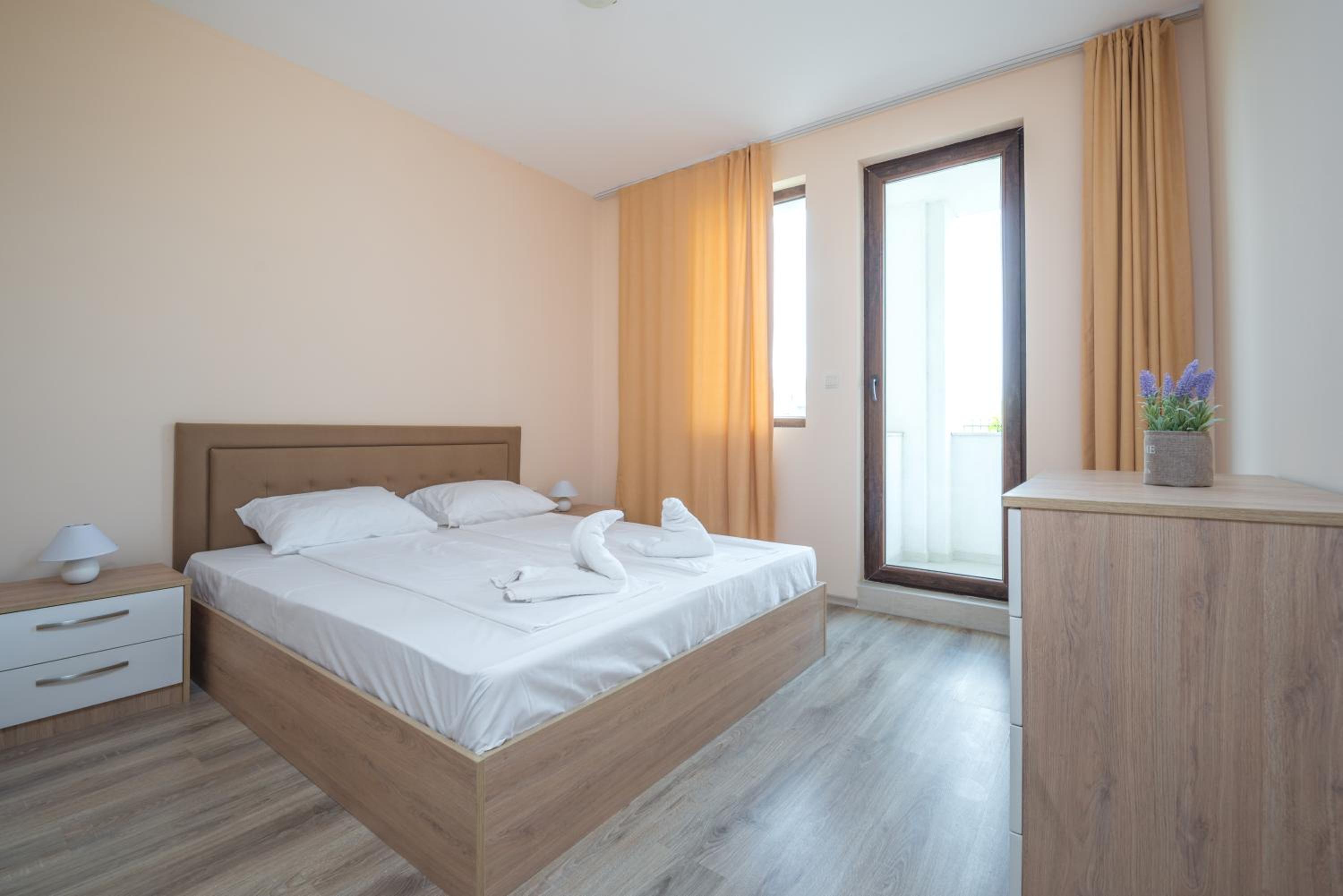 Two-Bedroom Deluxe Apartment with Pool View photo 2