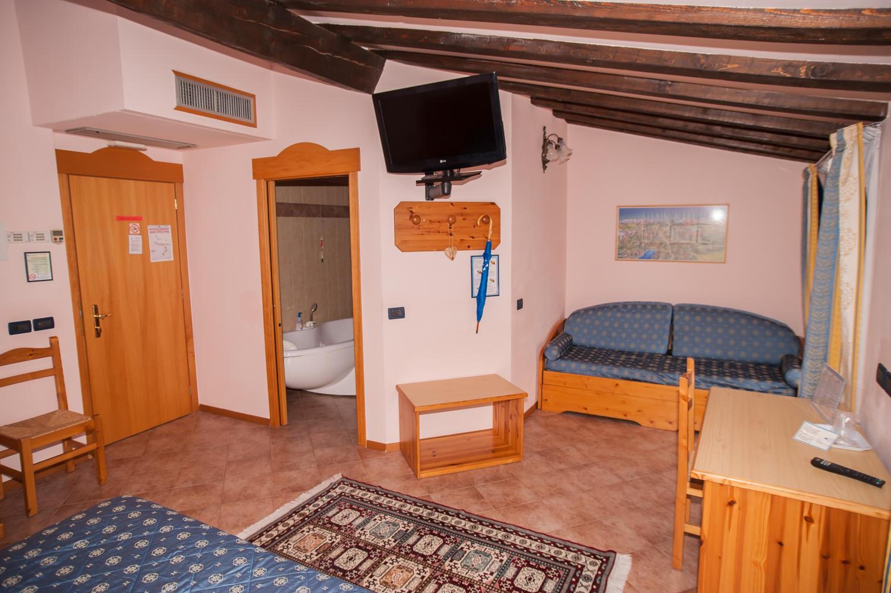 Suite - Photo 3