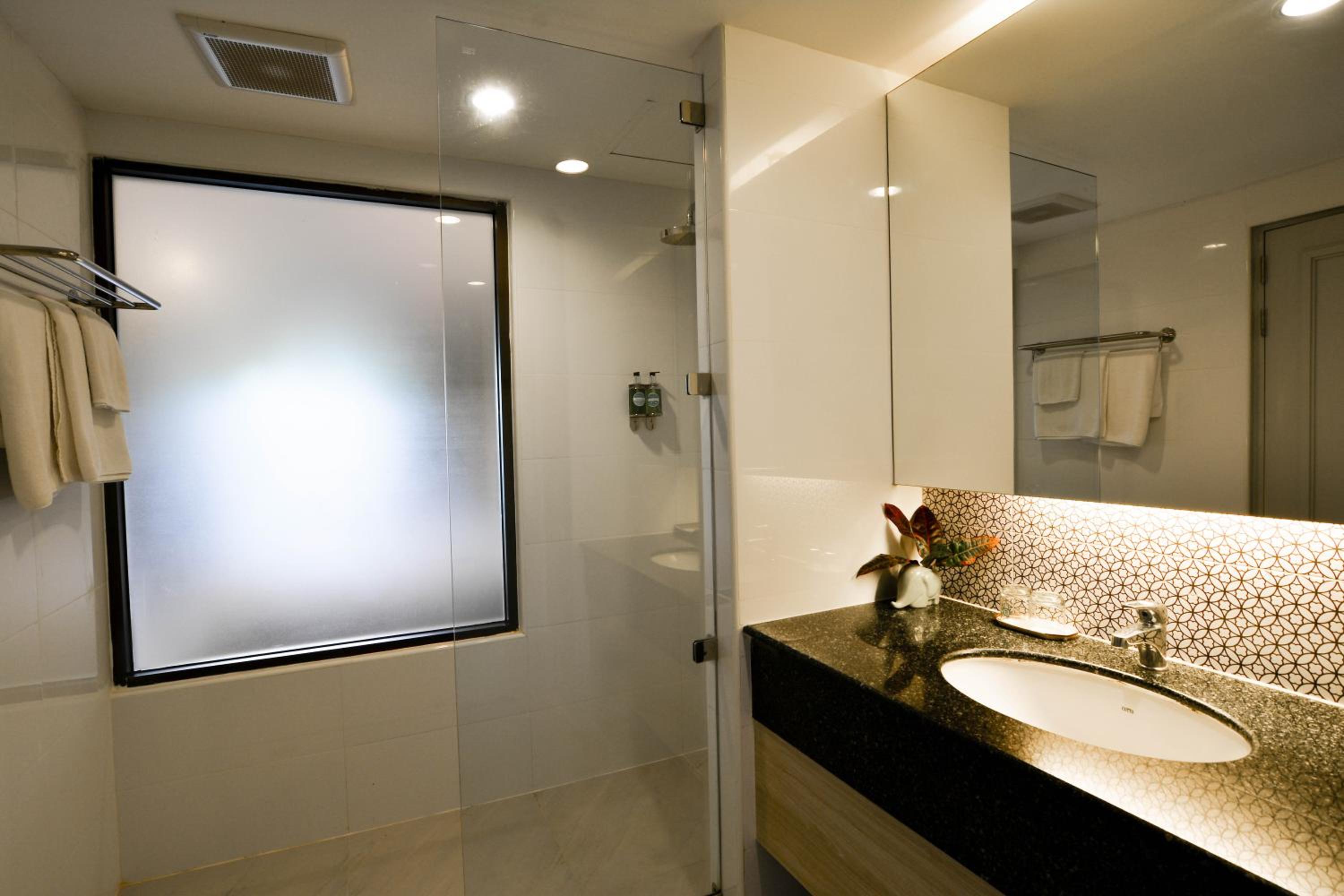 Deluxe Double or Twin Room - Photo 7