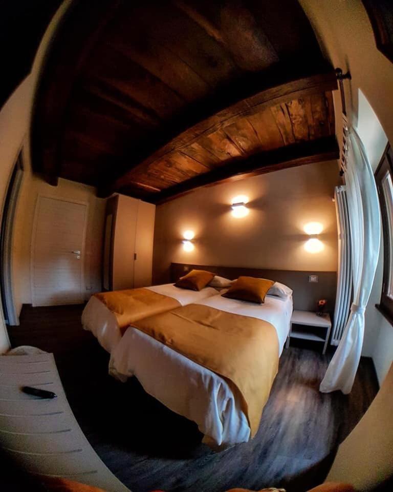 Double or Twin Room with Private Bathroom - Photo 2