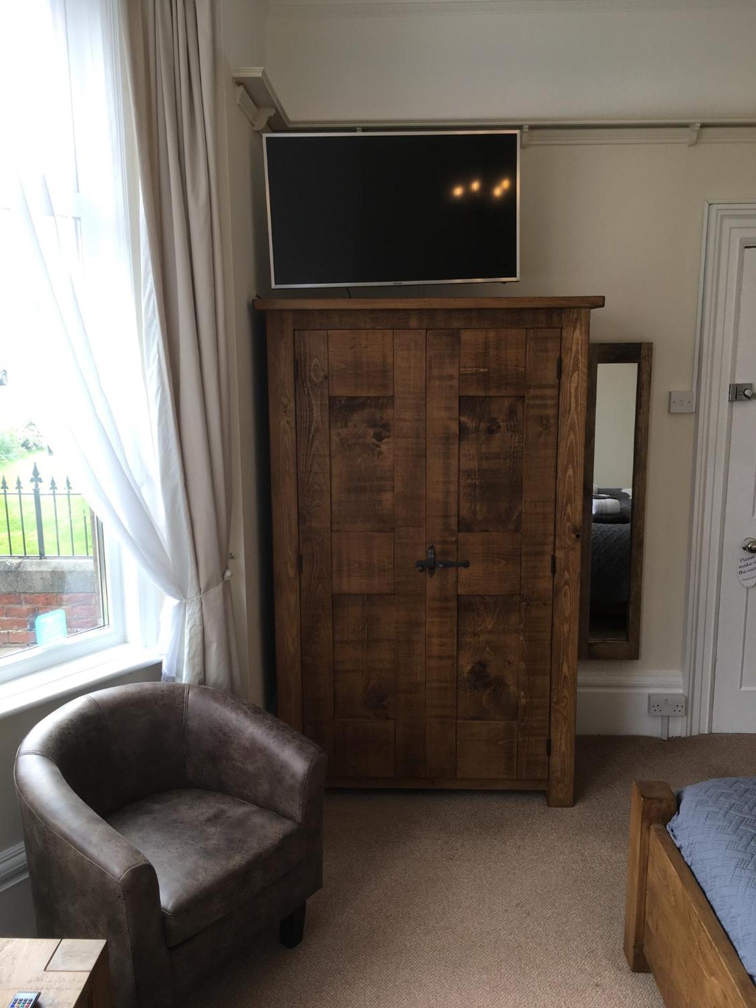 Double Room with Bay Window - Ground Floor photo 2