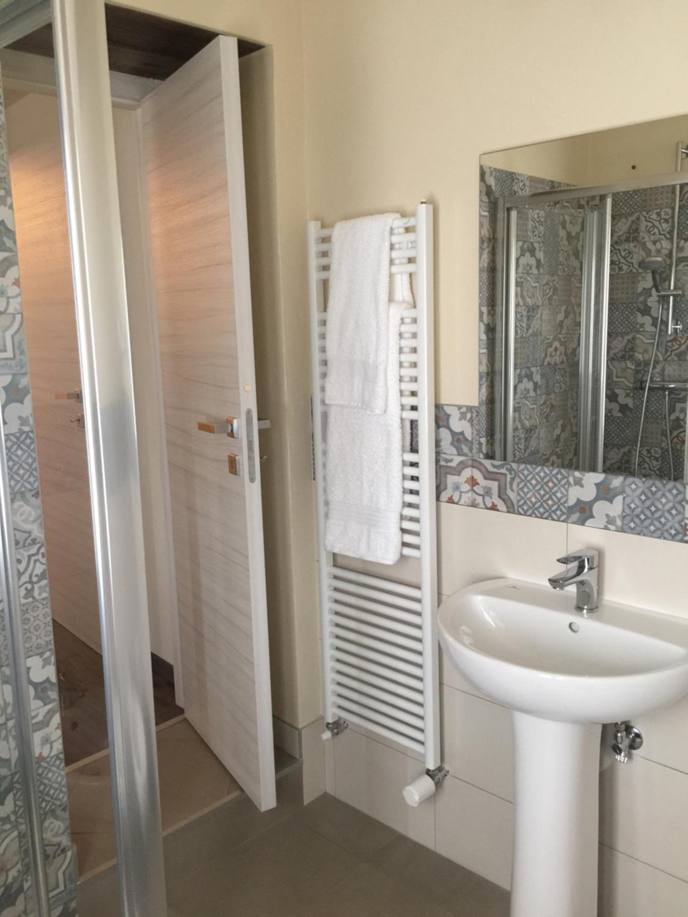 Double or Twin Room with Private Bathroom - Photo 3
