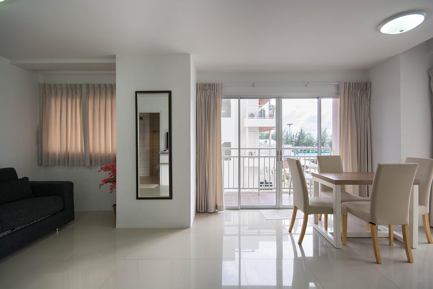 Apartment with Sea View - Photo 8