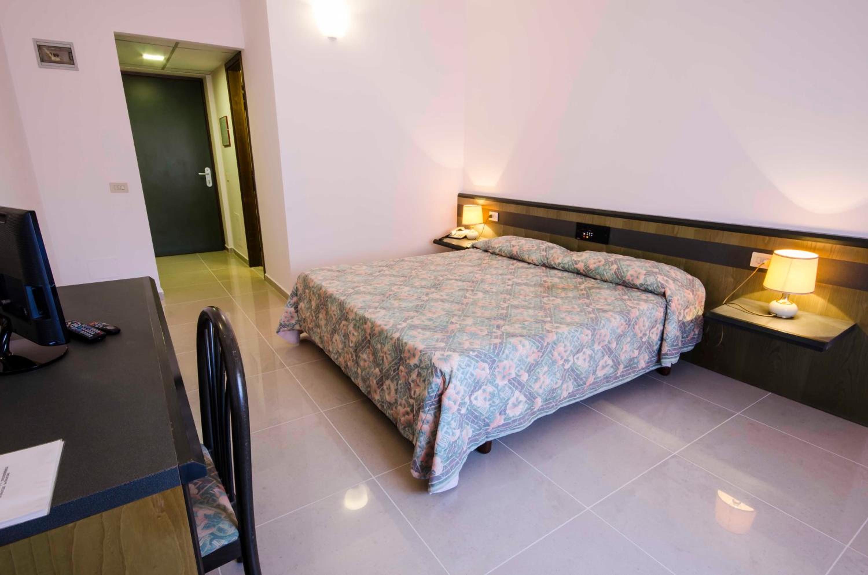 Standard Double Room - Photo 4