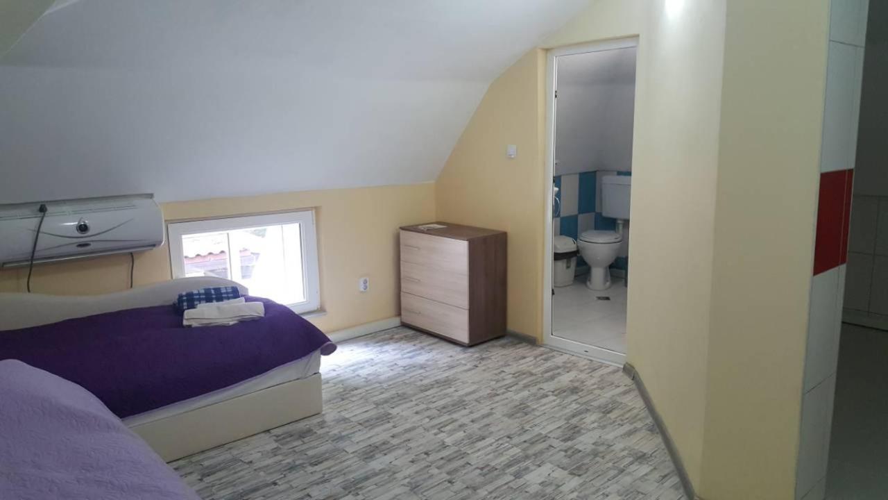 Economy Quadruple Room - Photo 8