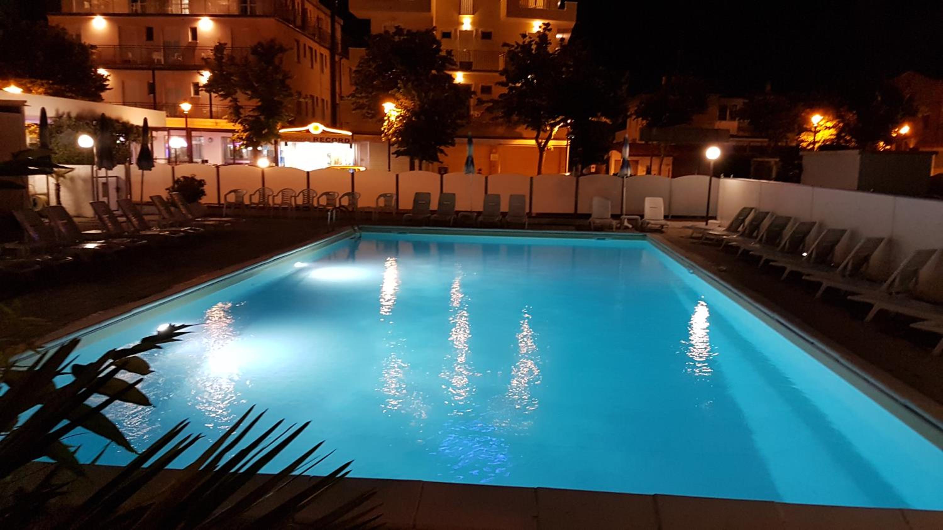Double or Twin Room with Pool View - Photo 4